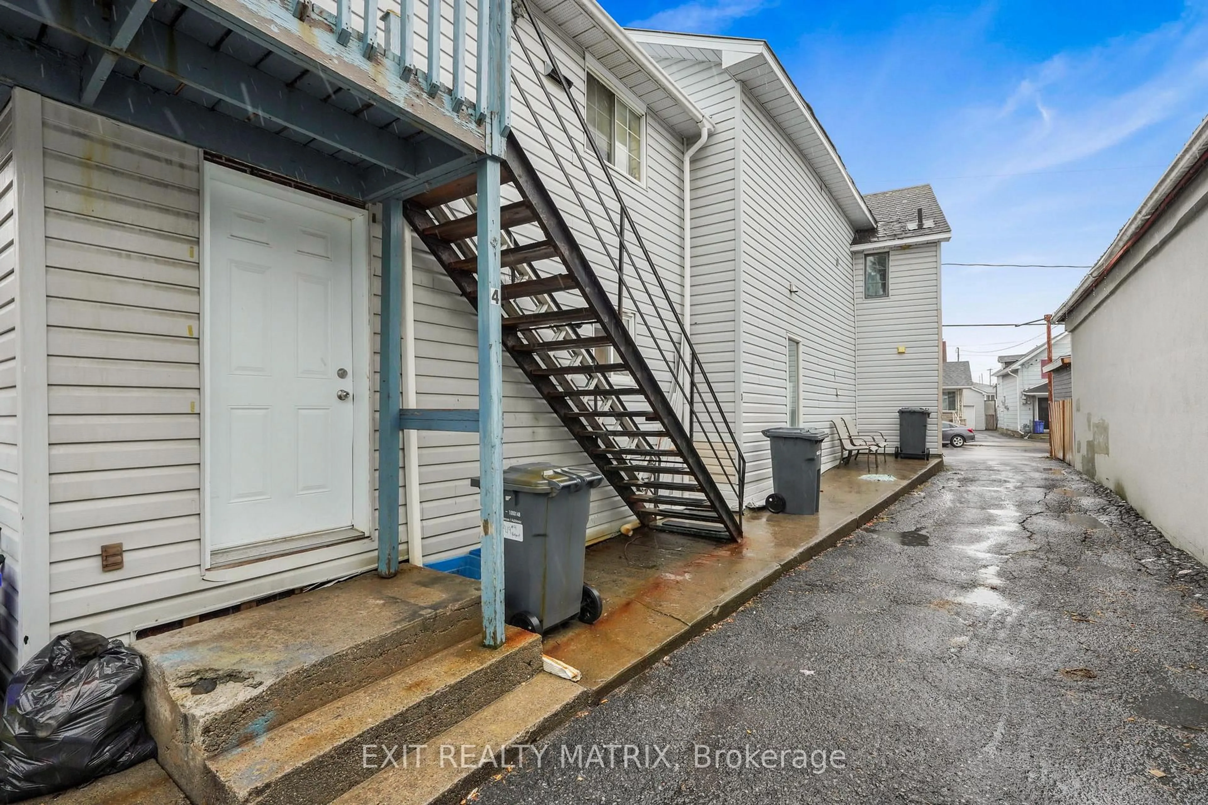 Patio, street for 749 Regent St, Hawkesbury Ontario K6A 1G5