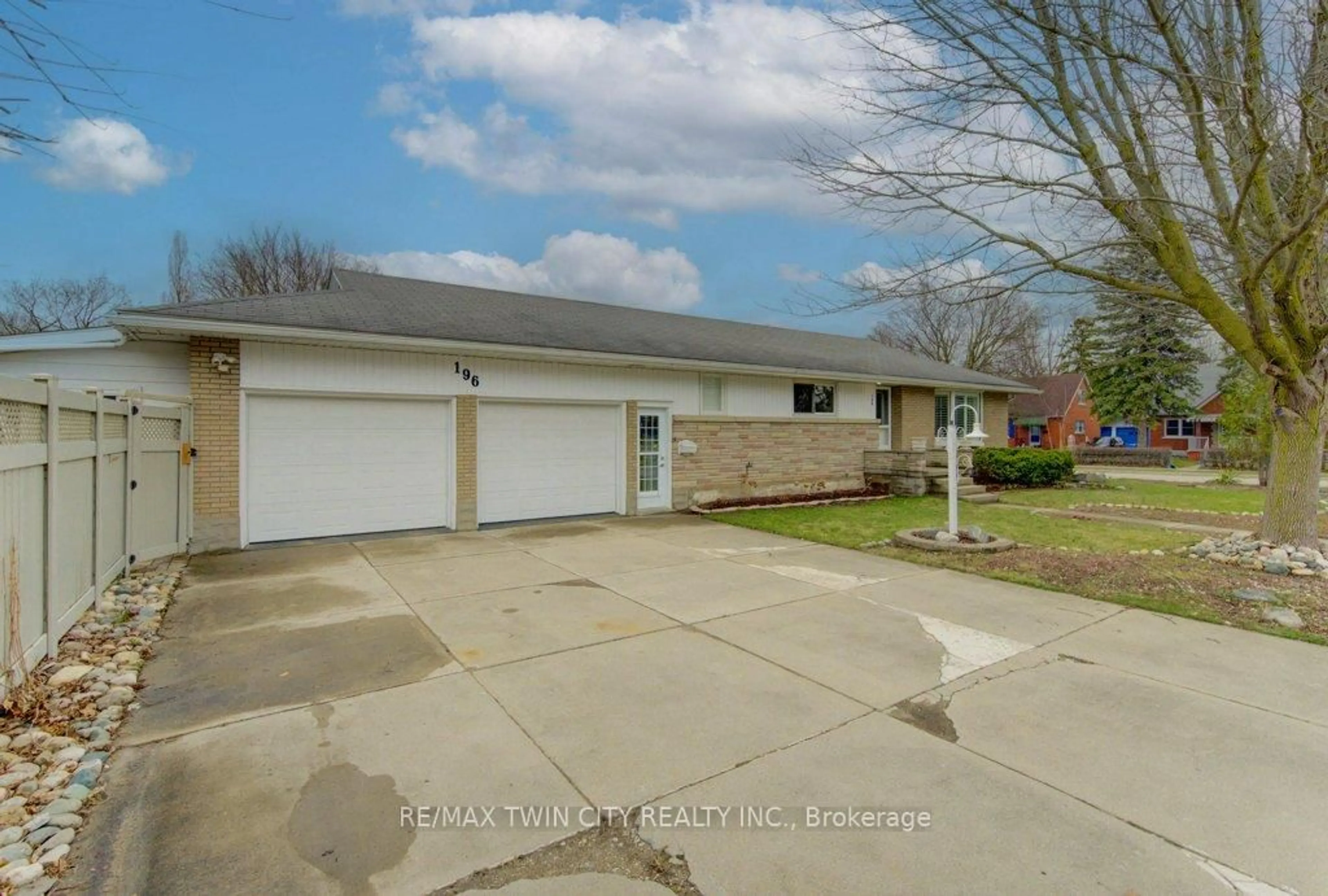 A pic from outside/outdoor area/front of a property/back of a property/a pic from drone, street for 196 Lourdes St, Waterloo Ontario N2L 1N7