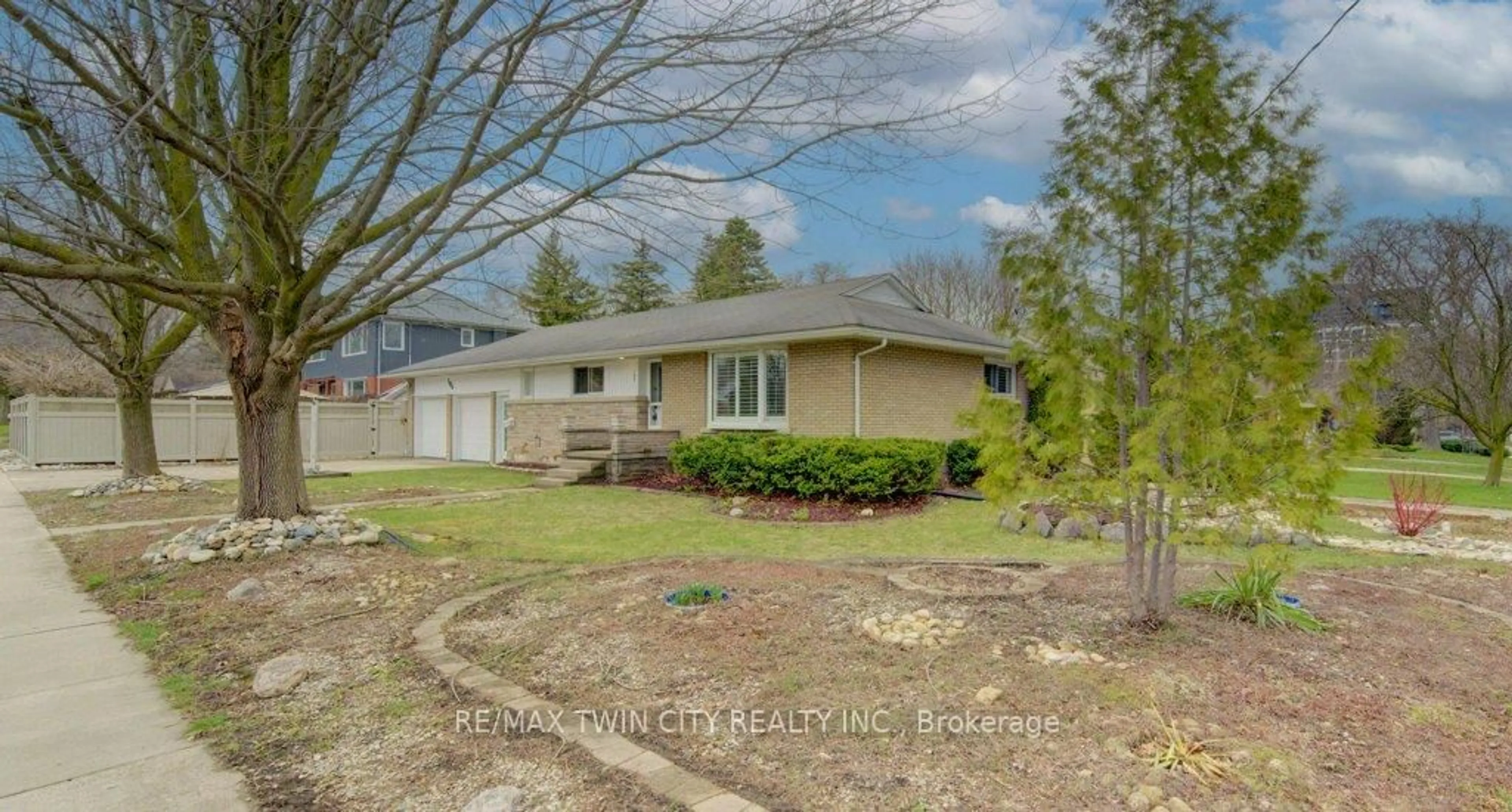 A pic from outside/outdoor area/front of a property/back of a property/a pic from drone, street for 196 Lourdes St, Waterloo Ontario N2L 1N7