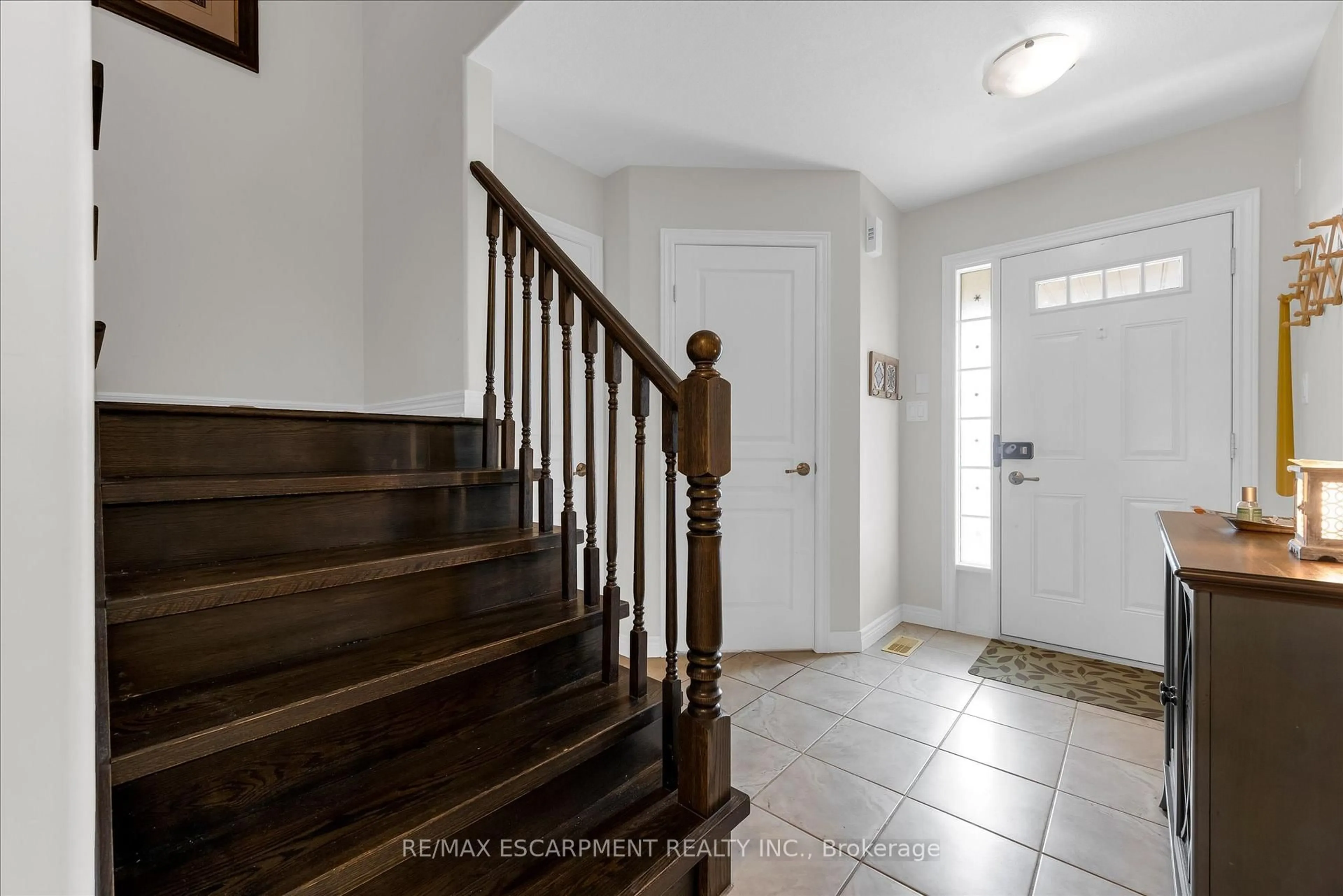 Indoor entryway for 4839 Adam Crt, Lincoln Ontario L3J 1M5