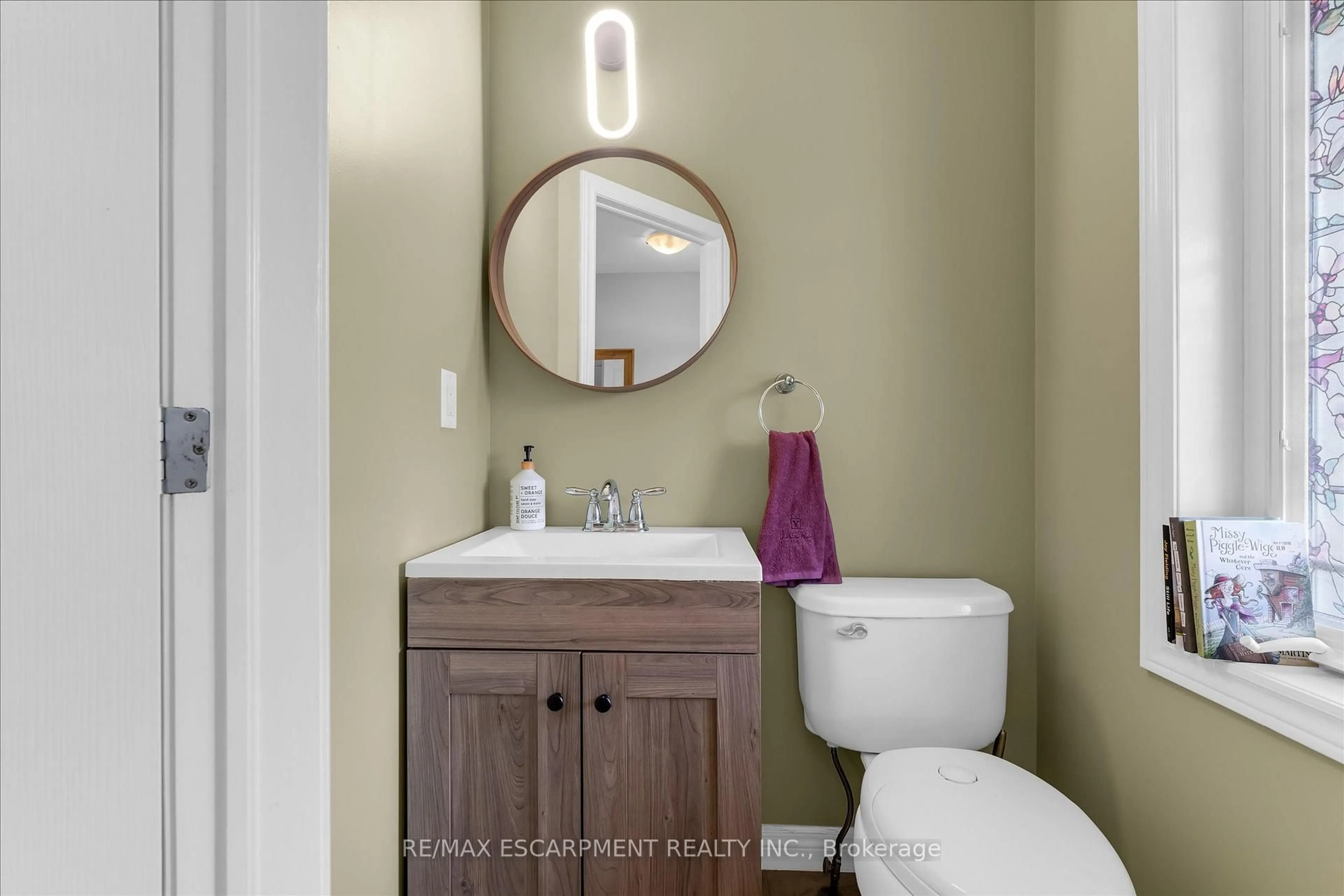 Standard bathroom, ceramic/tile floor for 4839 Adam Crt, Lincoln Ontario L3J 1M5