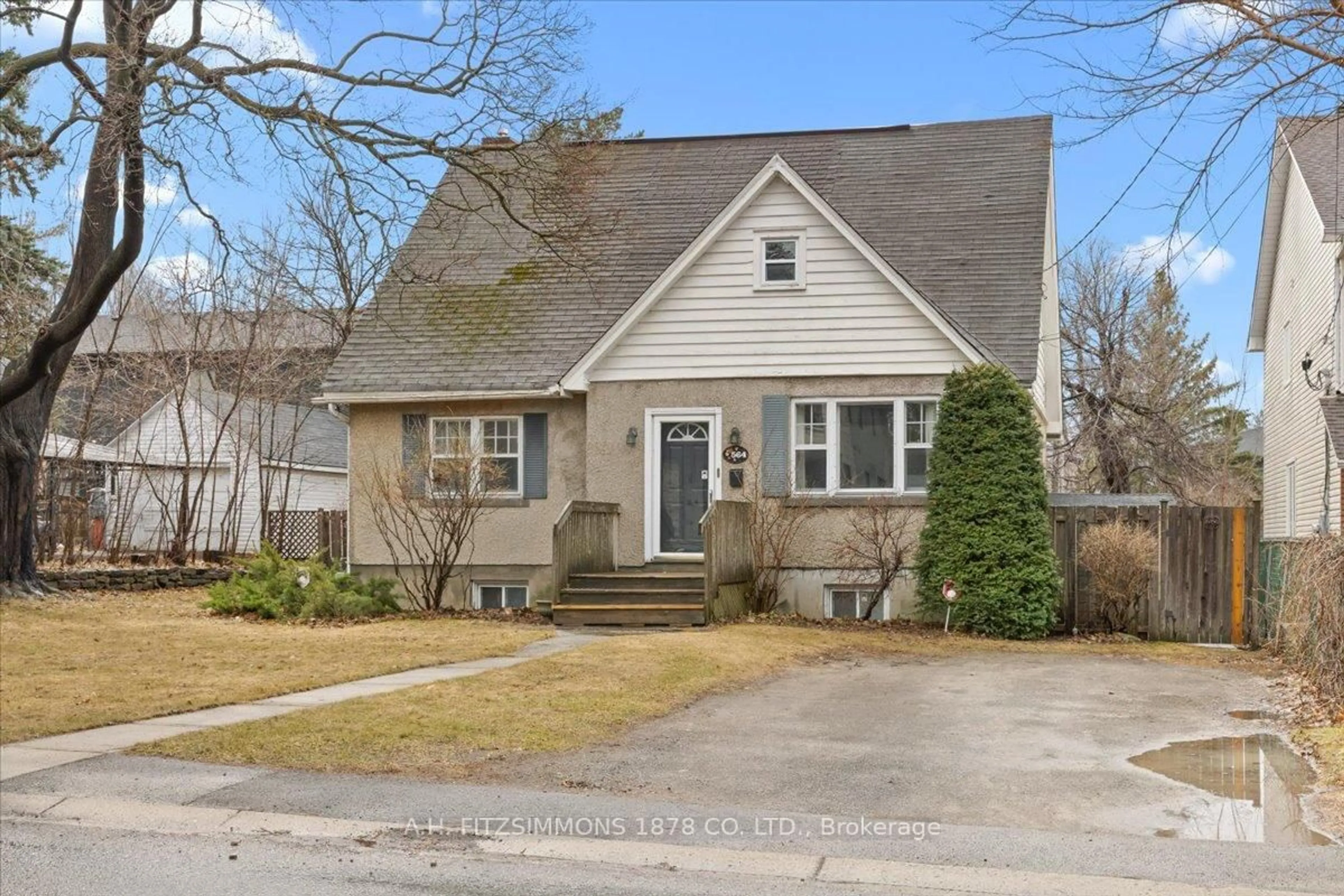 Home with vinyl exterior material, street for 564 Tweedsmuir Ave, Ottawa Ontario K1Z 5P2