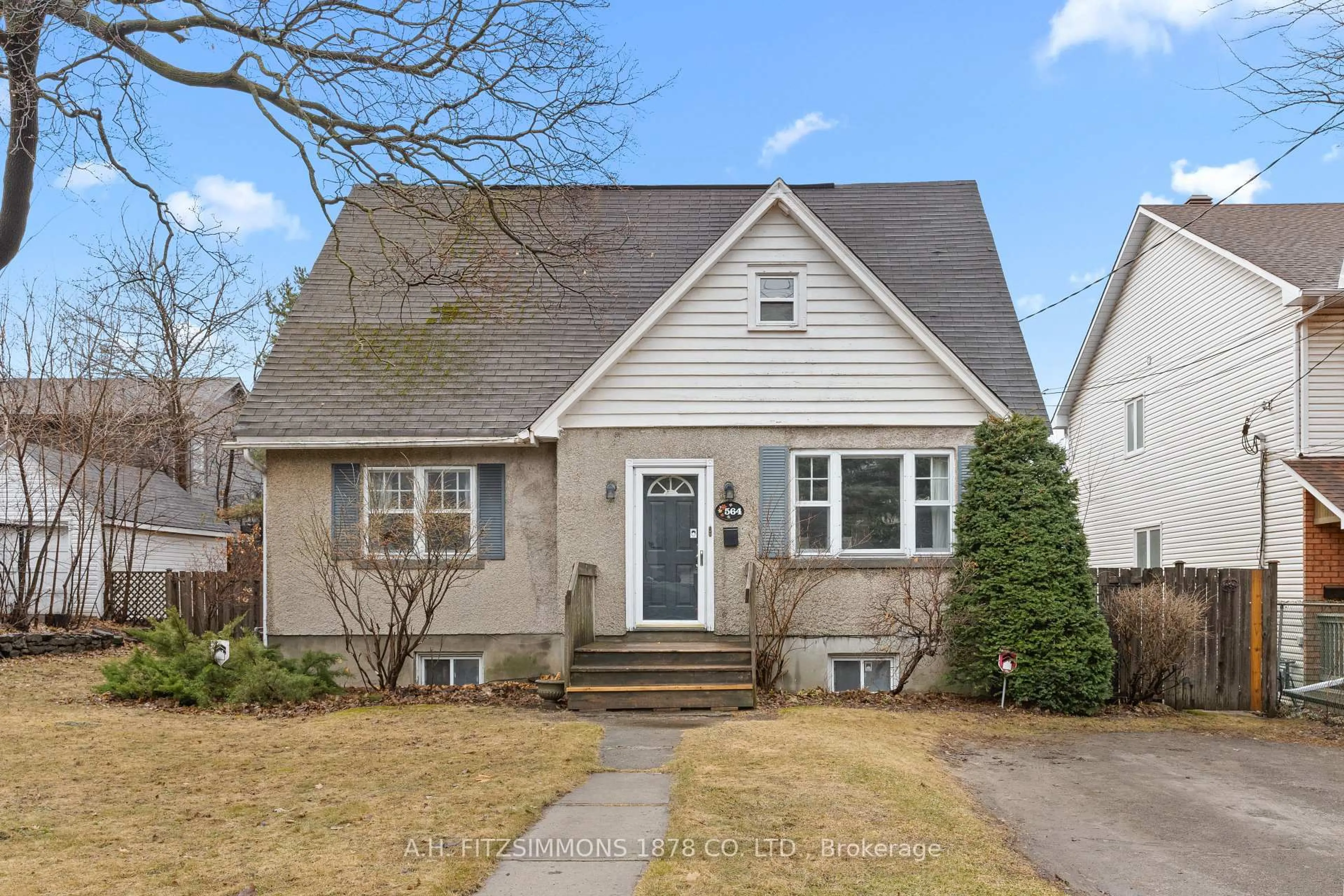 Home with vinyl exterior material, street for 564 Tweedsmuir Ave, Ottawa Ontario K1Z 5P2
