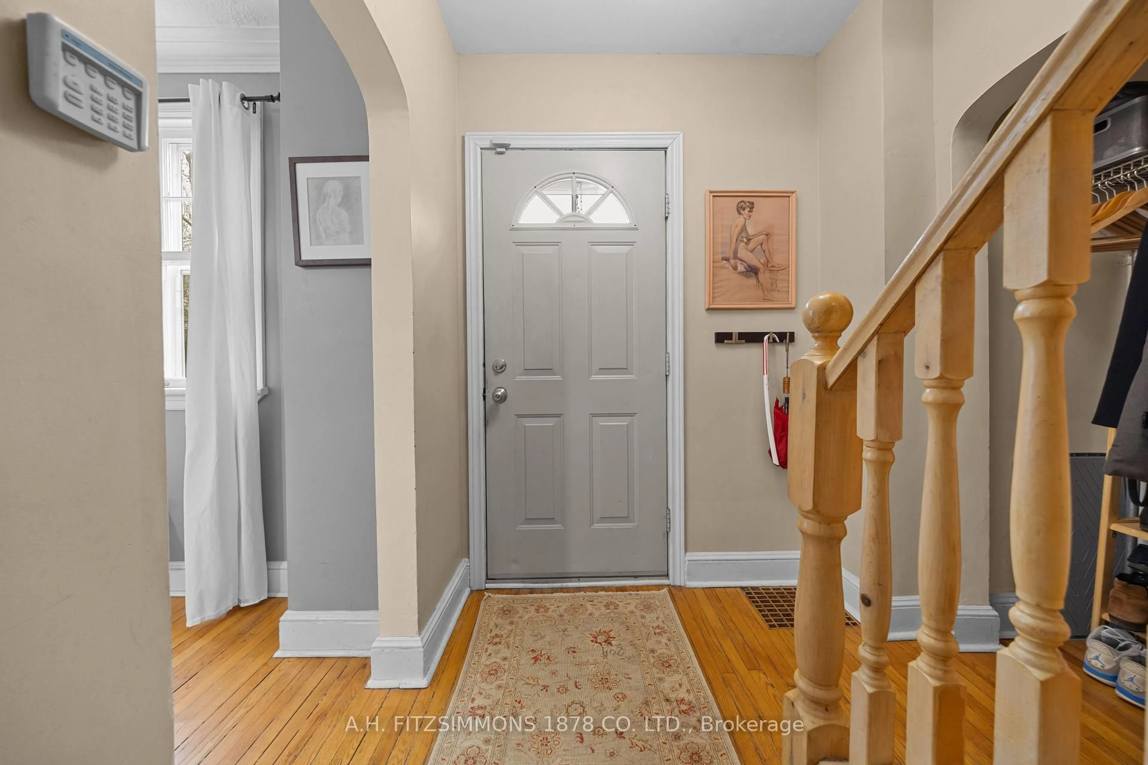 Indoor entryway for 564 Tweedsmuir Ave, Ottawa Ontario K1Z 5P2
