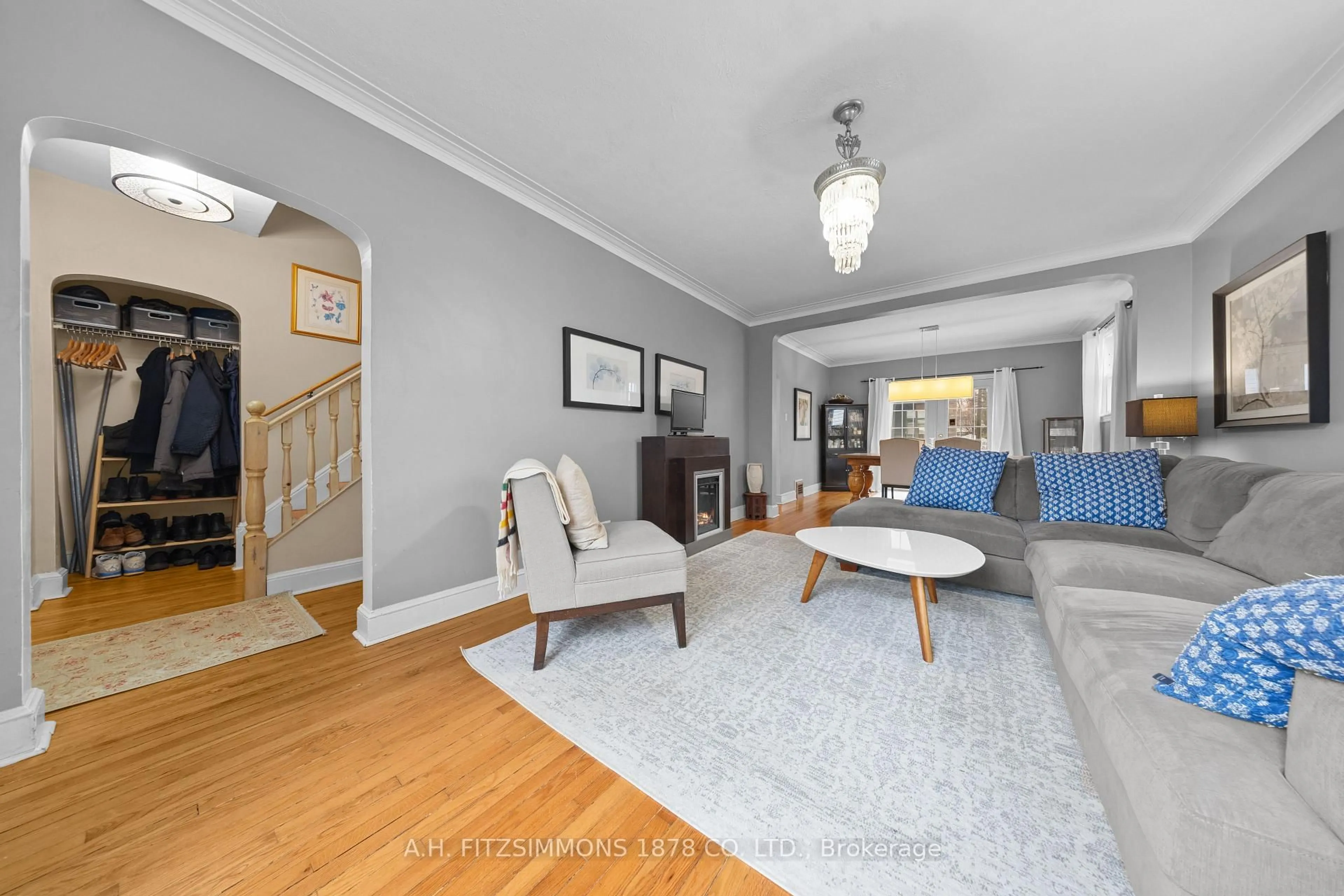 Living room with furniture, unknown for 564 Tweedsmuir Ave, Ottawa Ontario K1Z 5P2
