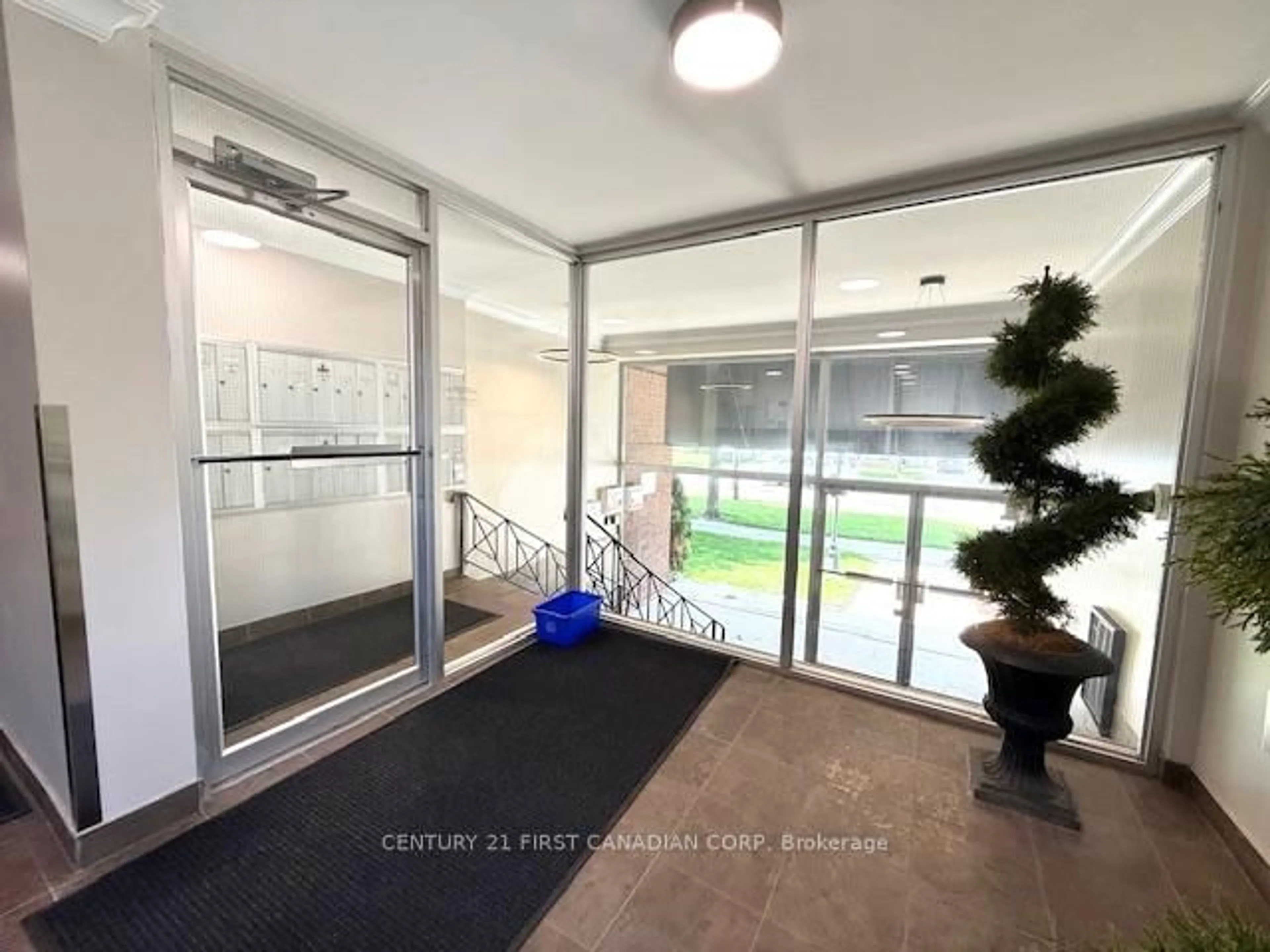 Indoor foyer for 570 William St #401, London East Ontario N6B 3E9