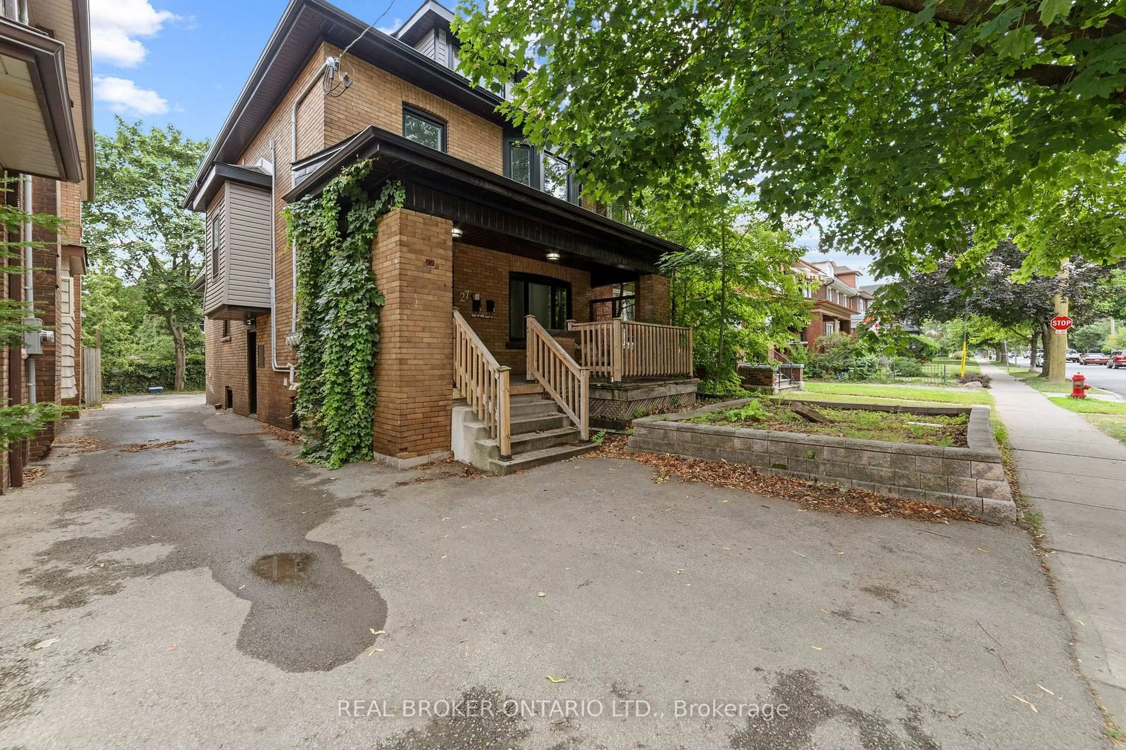 A pic from outside/outdoor area/front of a property/back of a property/a pic from drone, street for 27 Melrose Ave, Hamilton Ontario L8M 2Y4