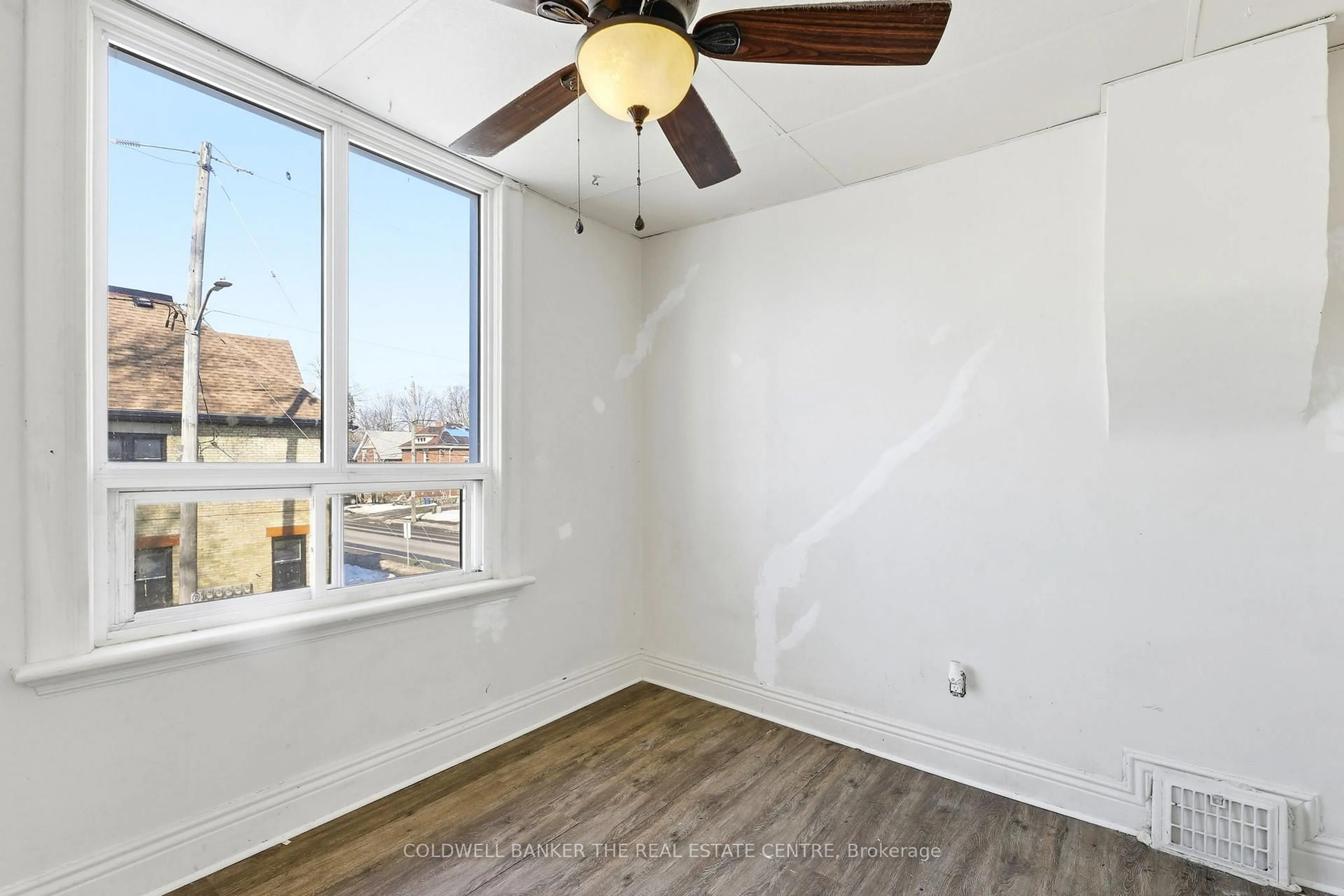 A pic of a room for 281 Egerton St, London East Ontario N5Z 2H1