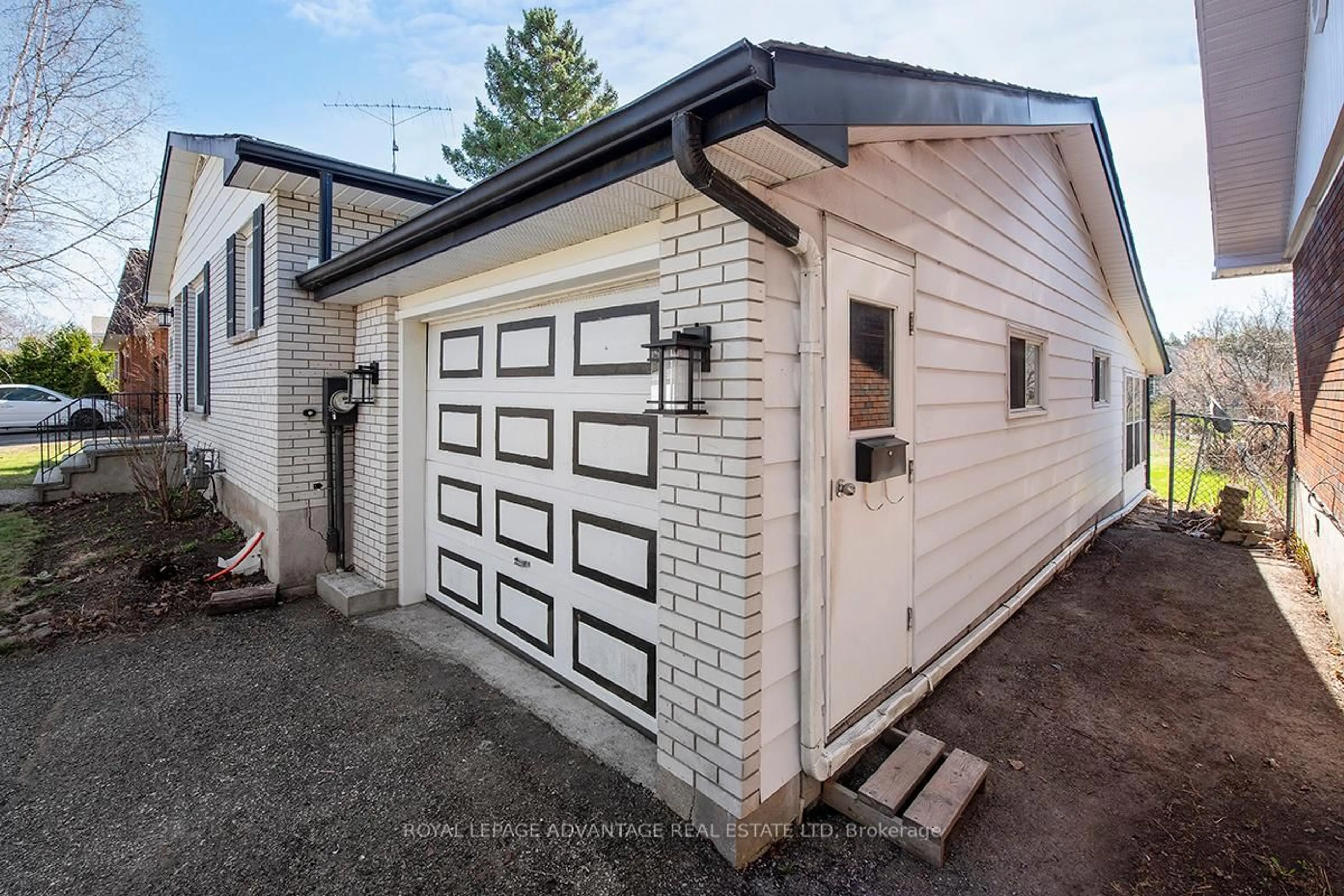 Indoor garage for 10 Robert Rd, Perth Ontario K7H 2Z8
