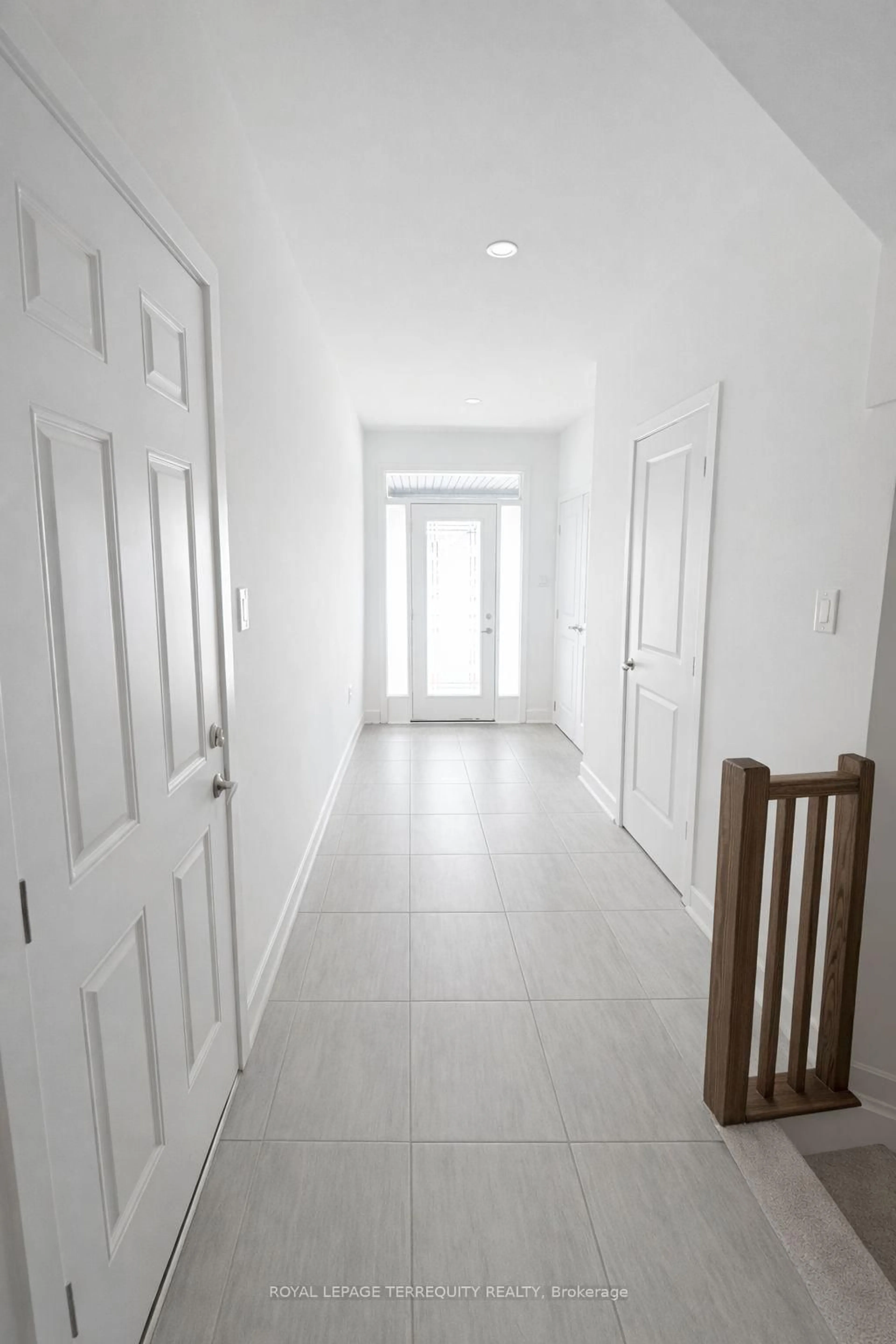 Indoor entryway for 74 Nettle Cres, Ottawa Ontario K1T 0W9