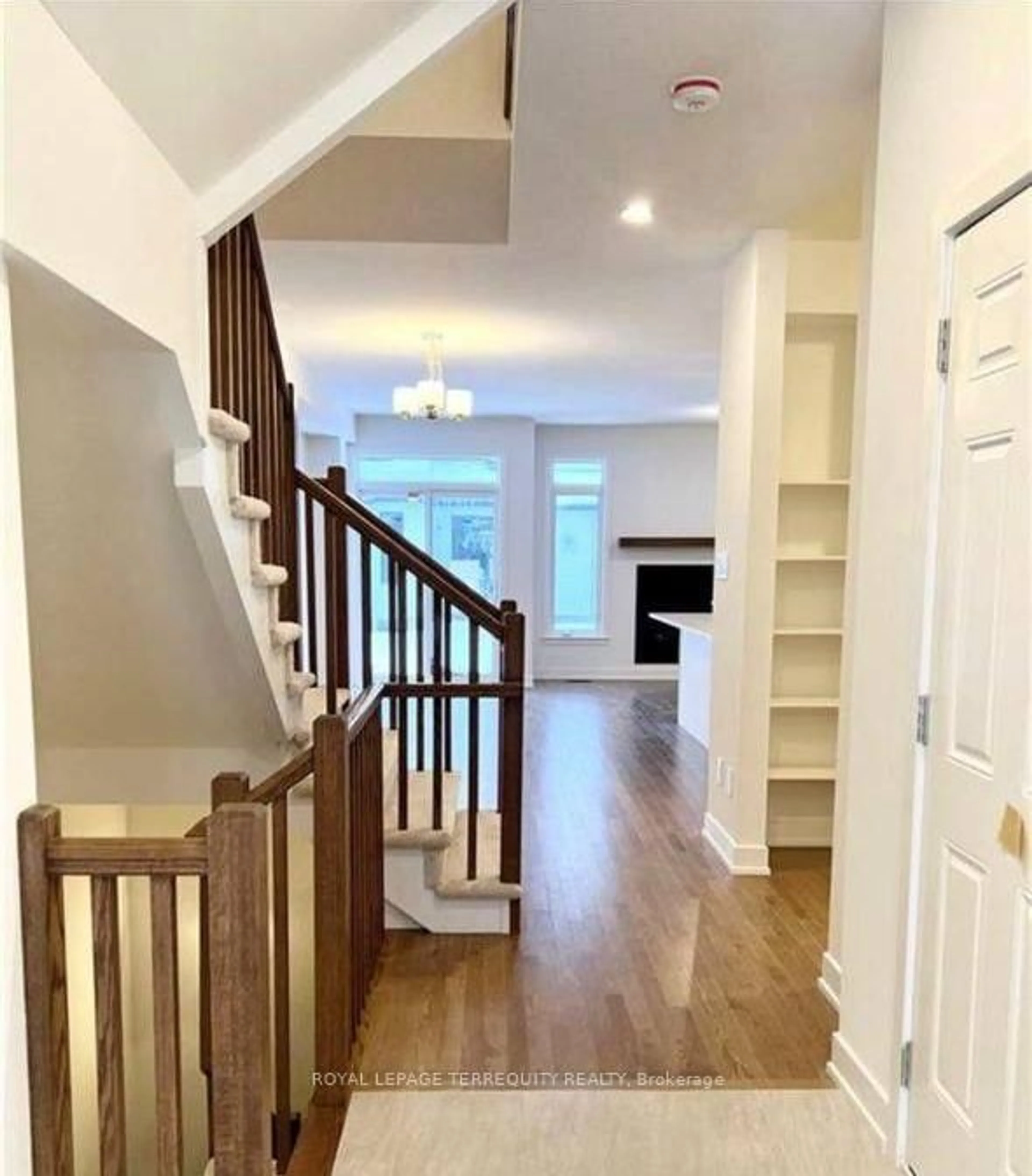 Indoor entryway for 74 Nettle Cres, Ottawa Ontario K1T 0W9