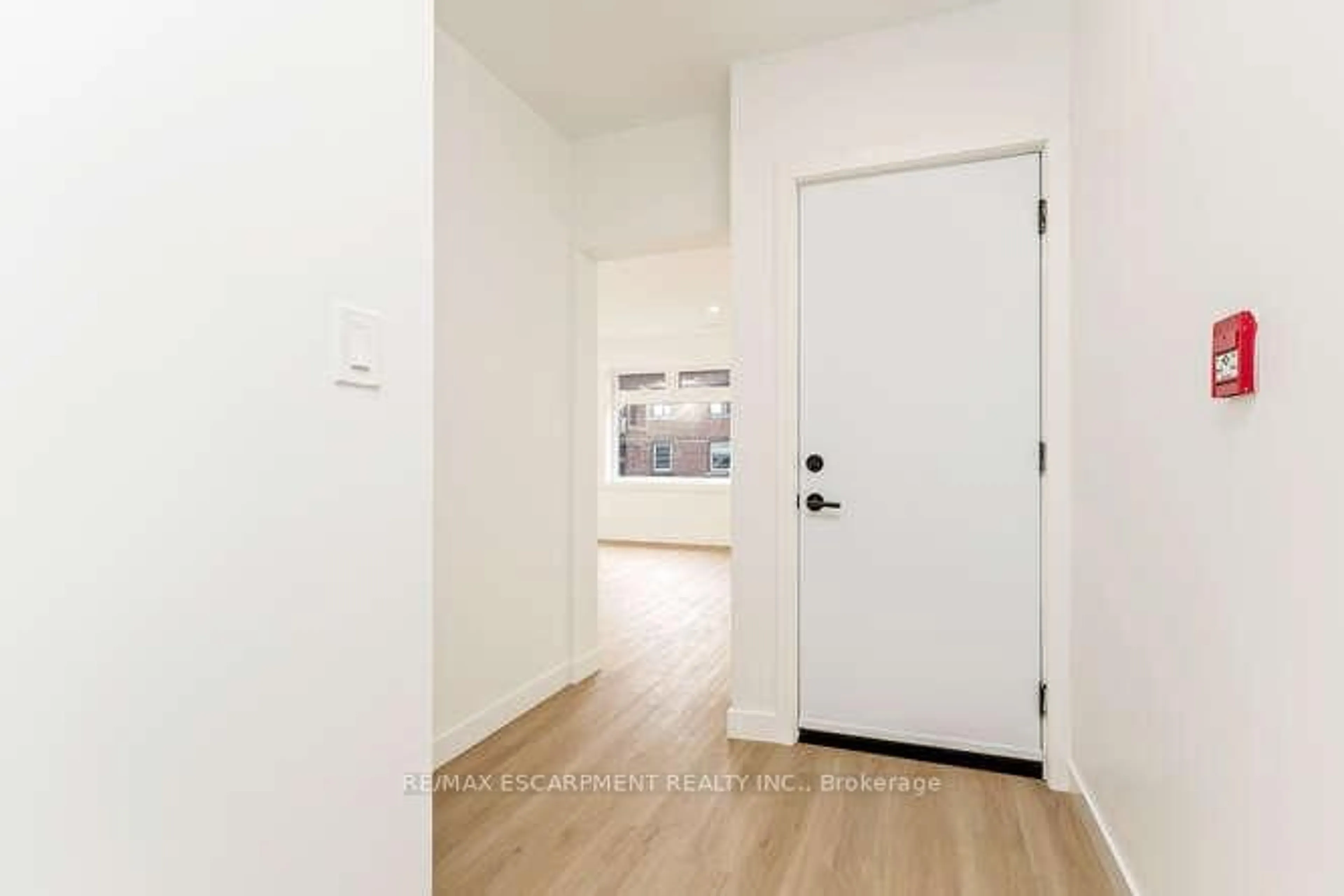 Indoor entryway for 127 Victoria Ave, Hamilton Ontario L8N 2S9