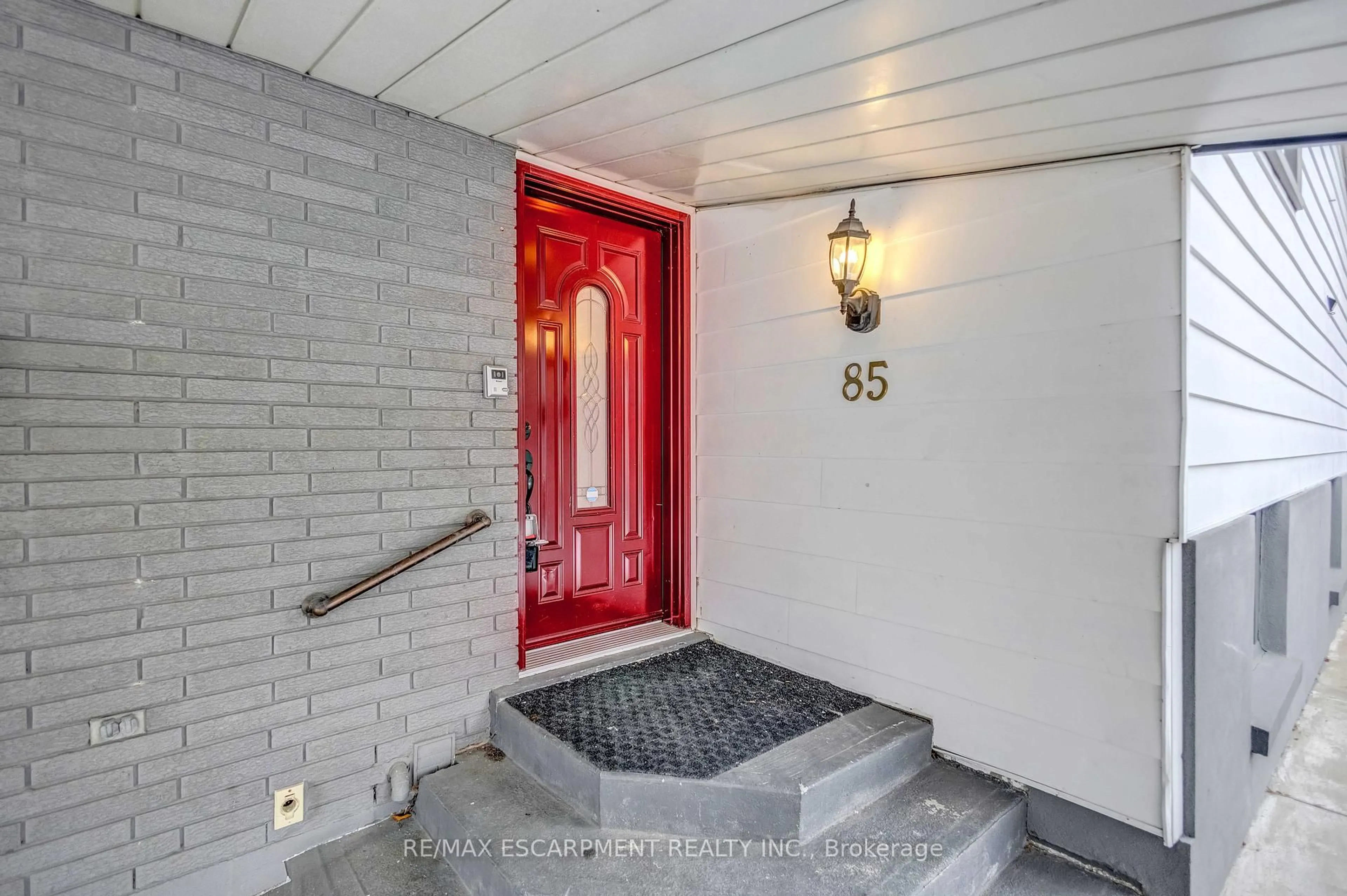 Indoor foyer for 85 Ranchdale Dr, Hamilton Ontario L8V 2L9