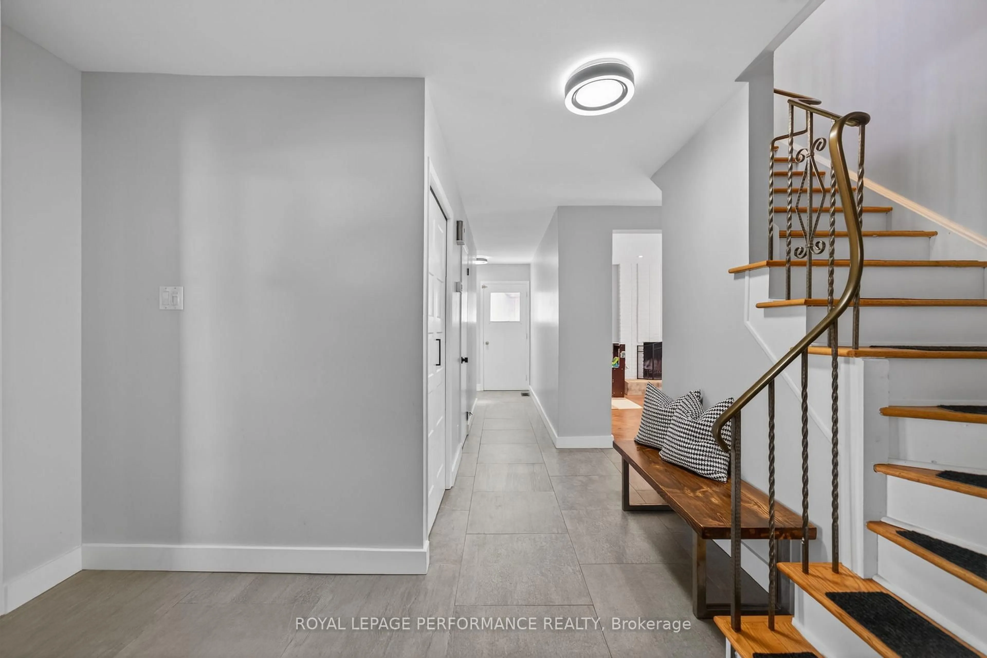 Indoor entryway for 31 Northpark Dr, Ottawa Ontario K1B 3R7