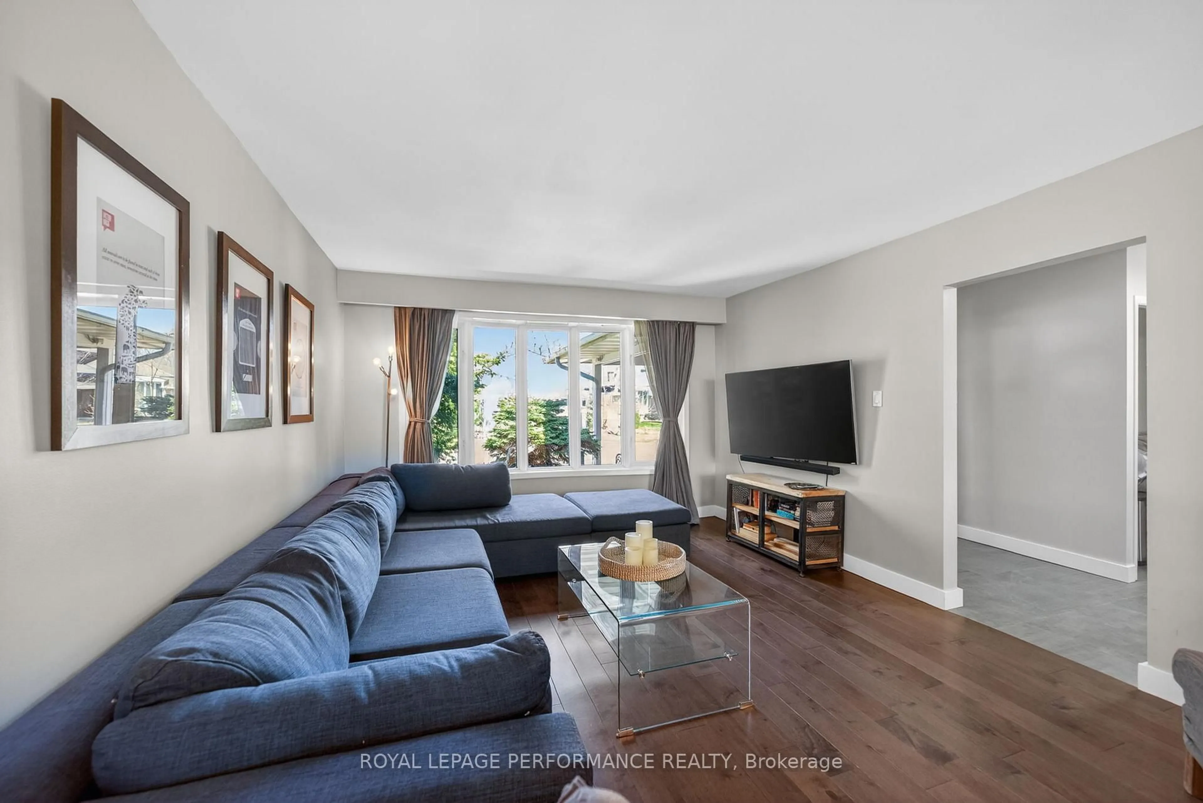 Living room with furniture, unknown for 31 Northpark Dr, Ottawa Ontario K1B 3R7