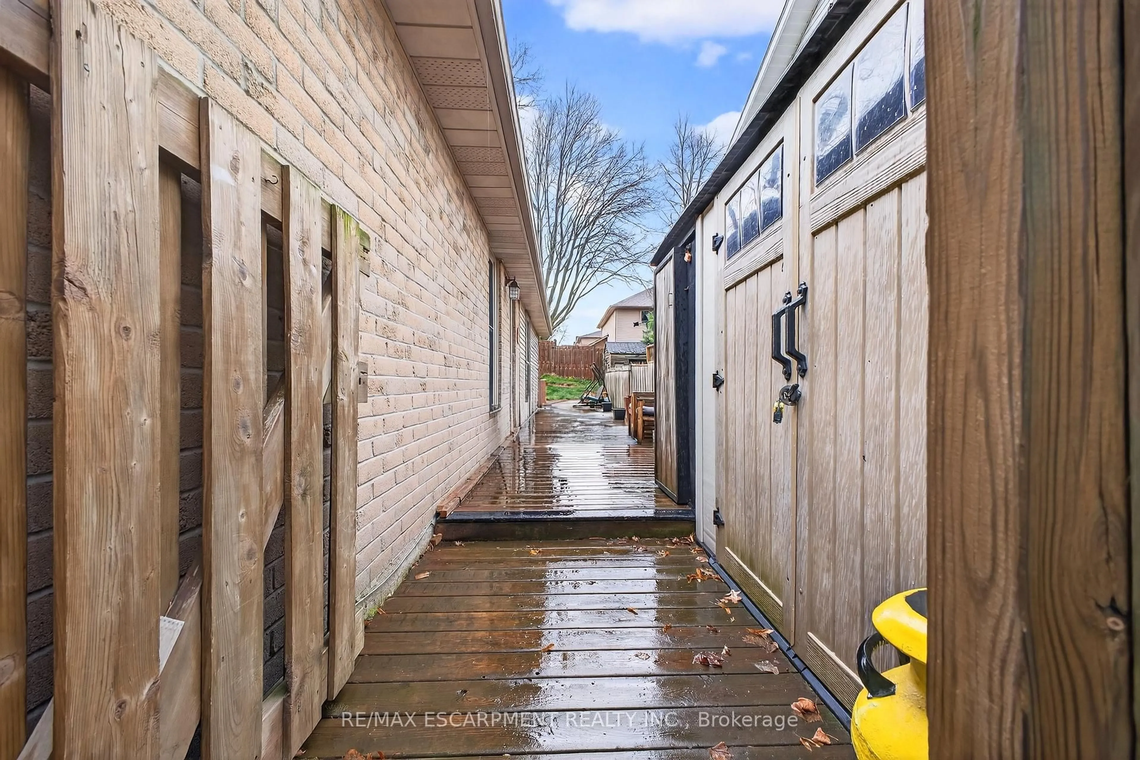 Unknown for 22 NOVOCO Dr, Hamilton Ontario L9C 7E8