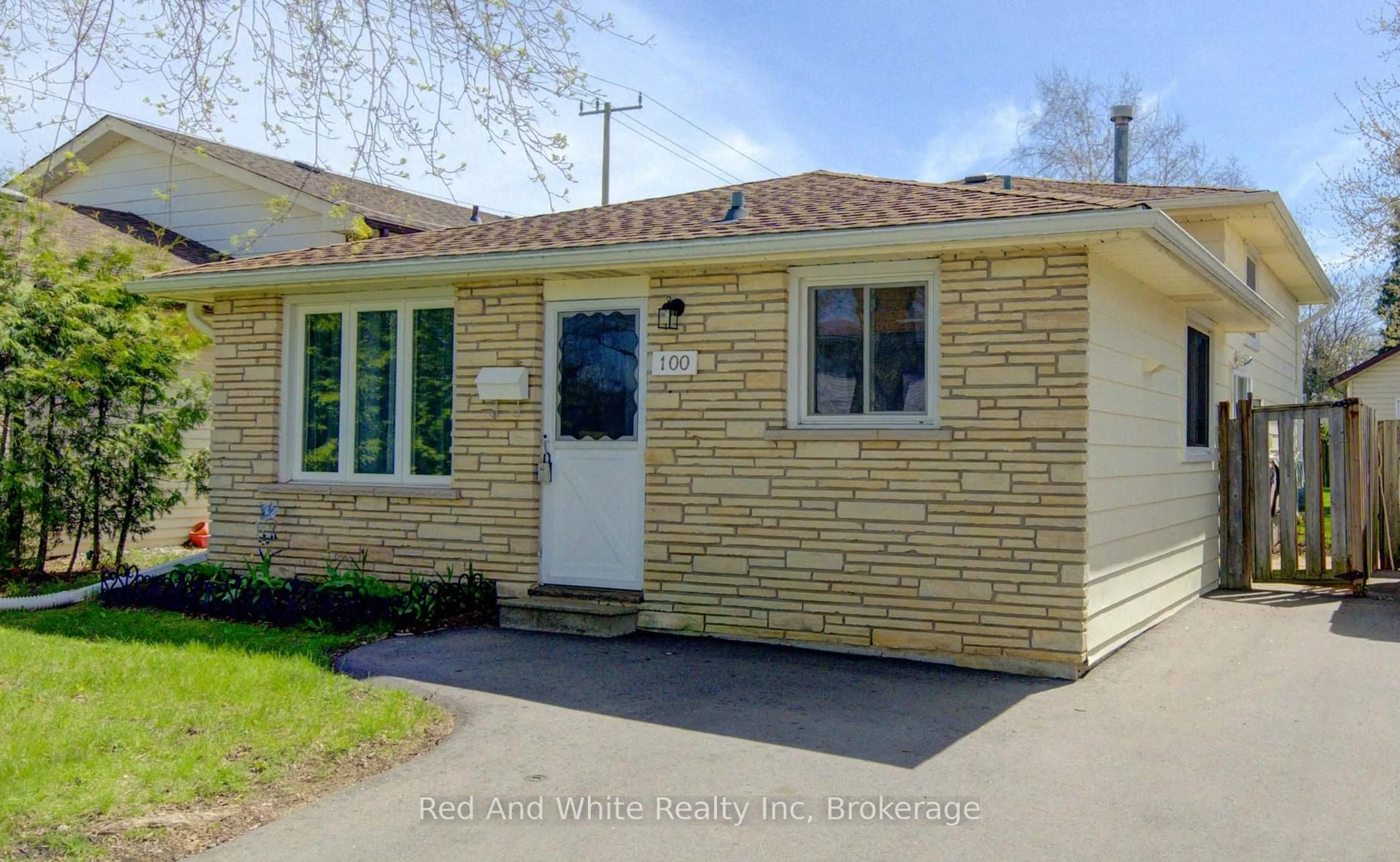 Home with brick exterior material, street for 100 Johanna Dr, Cambridge Ontario N1S 4A7