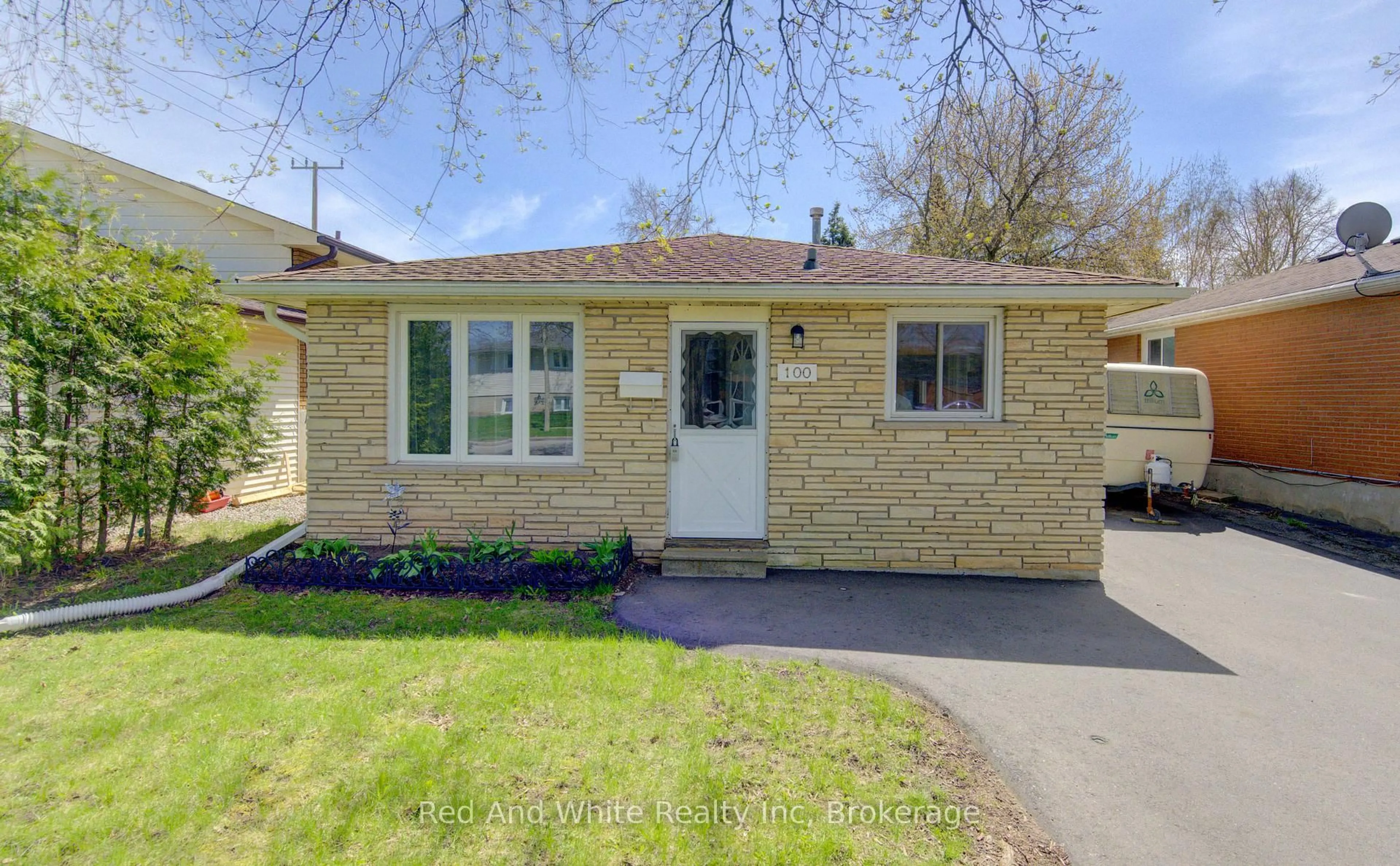 Home with brick exterior material, street for 100 Johanna Dr, Cambridge Ontario N1S 4A7
