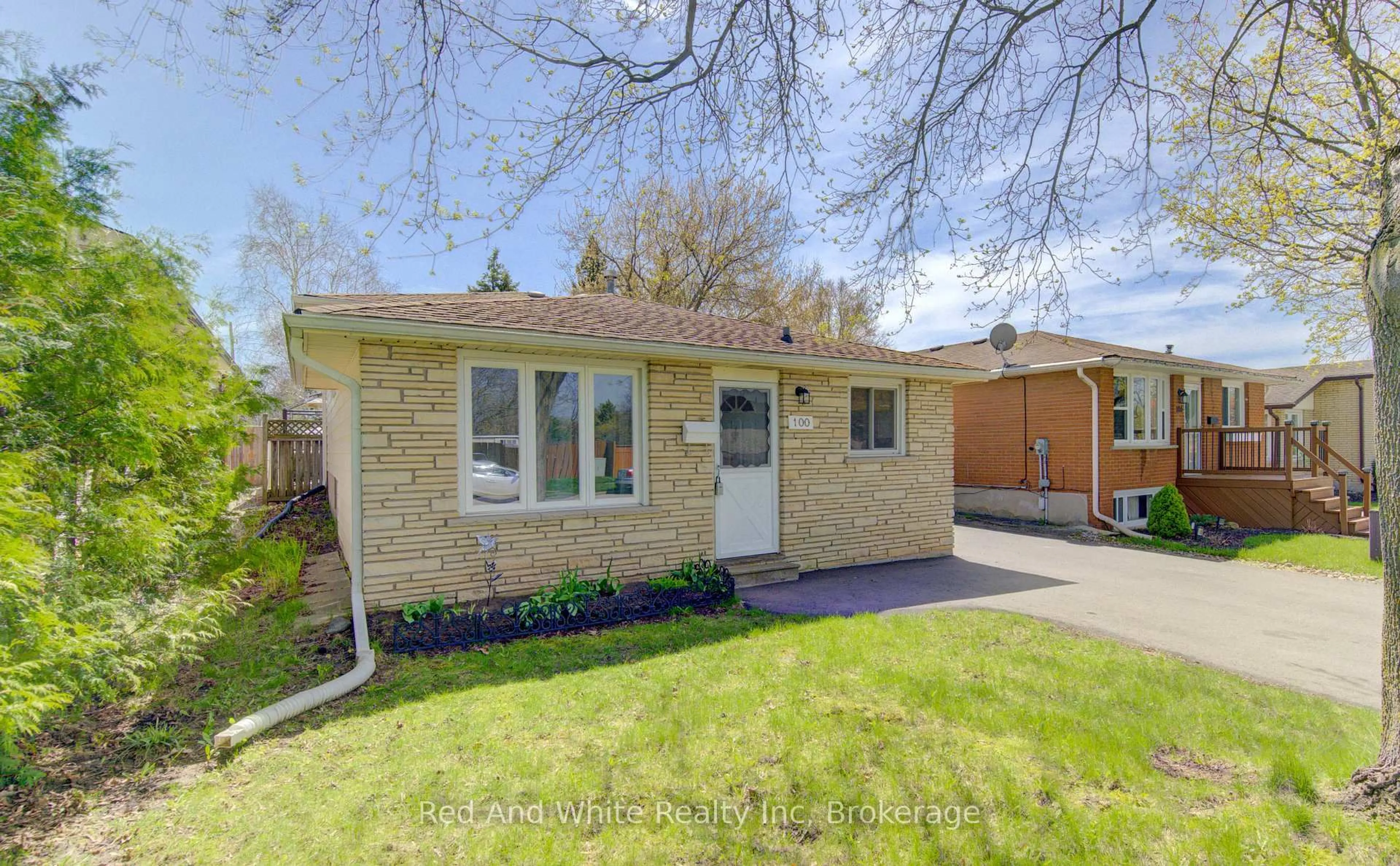 Home with brick exterior material, street for 100 Johanna Dr, Cambridge Ontario N1S 4A7