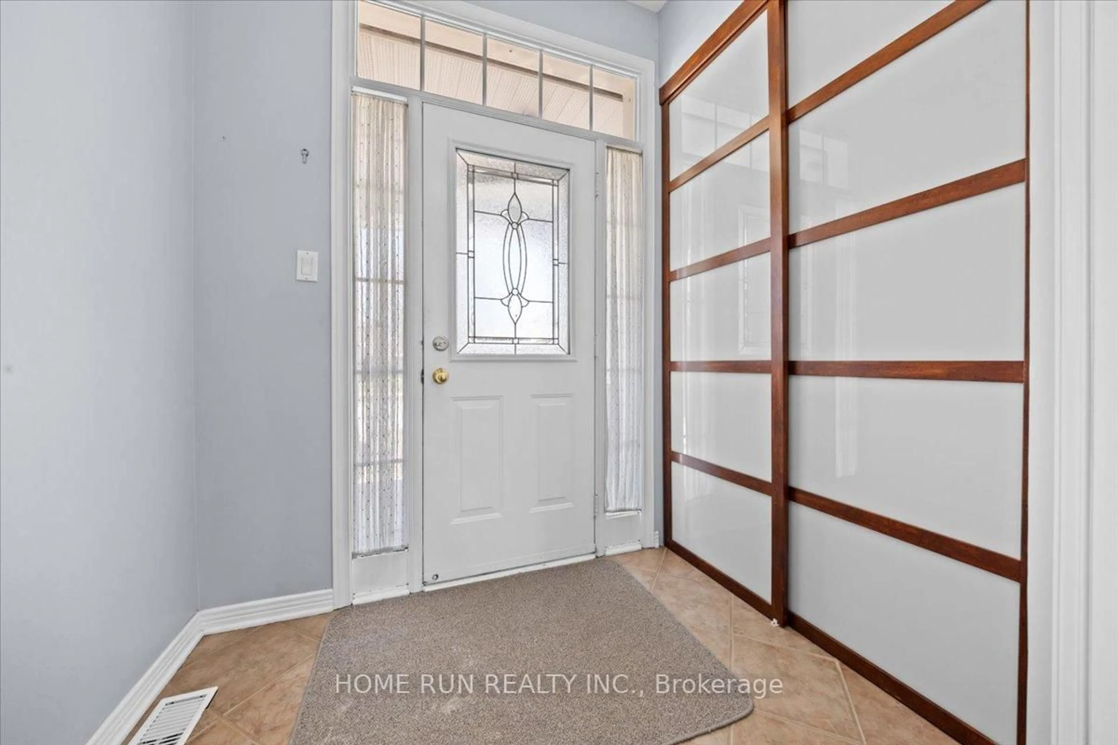 Indoor entryway for 113 Gray Cres, Ottawa Ontario K2K 3J7