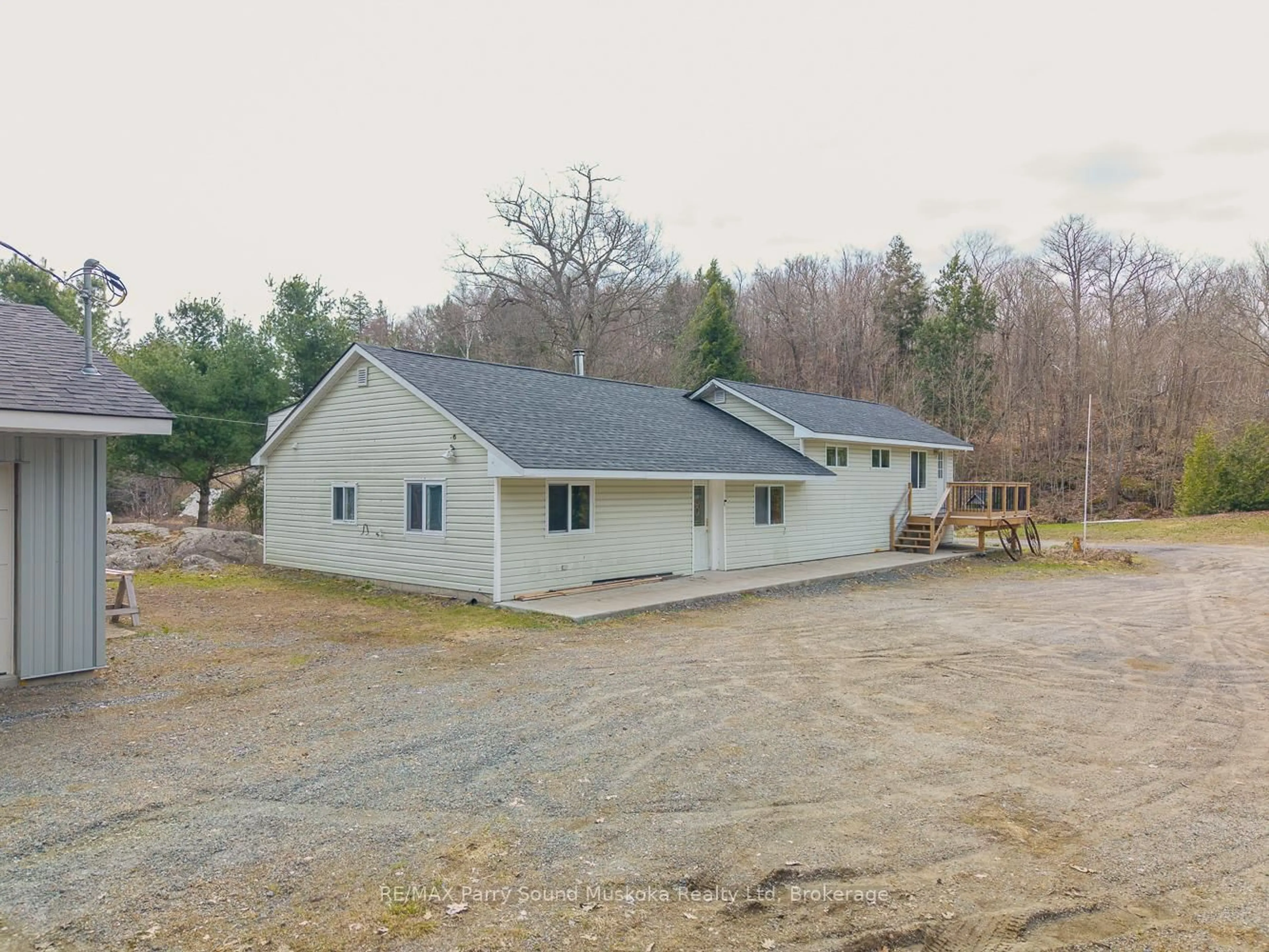 A pic from outside/outdoor area/front of a property/back of a property/a pic from drone, building for 92 Blue Lake Rd, Seguin Ontario P2A 2W8