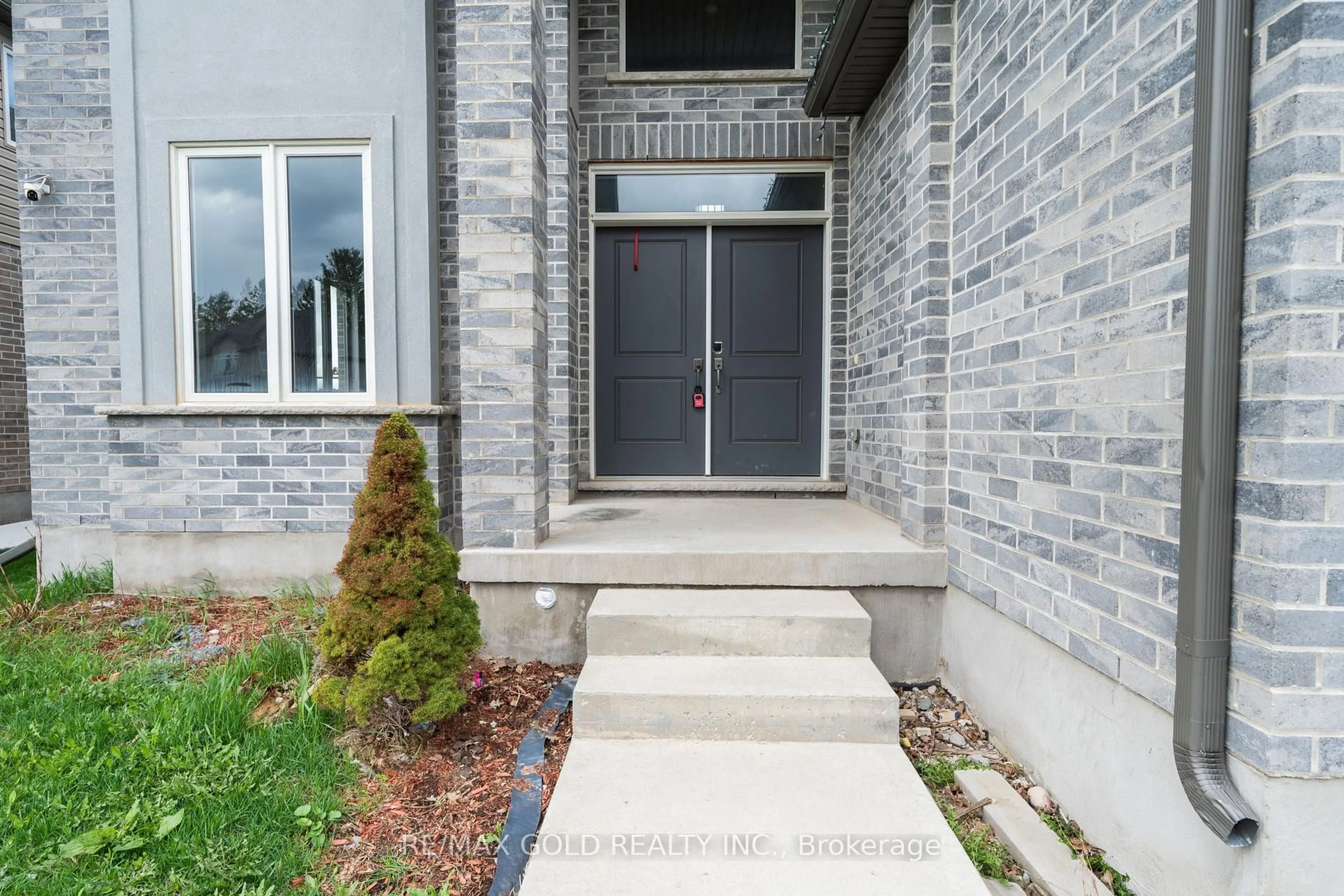Indoor entryway for 75 Burton St, East Zorra-Tavistock Ontario N0J 1M0