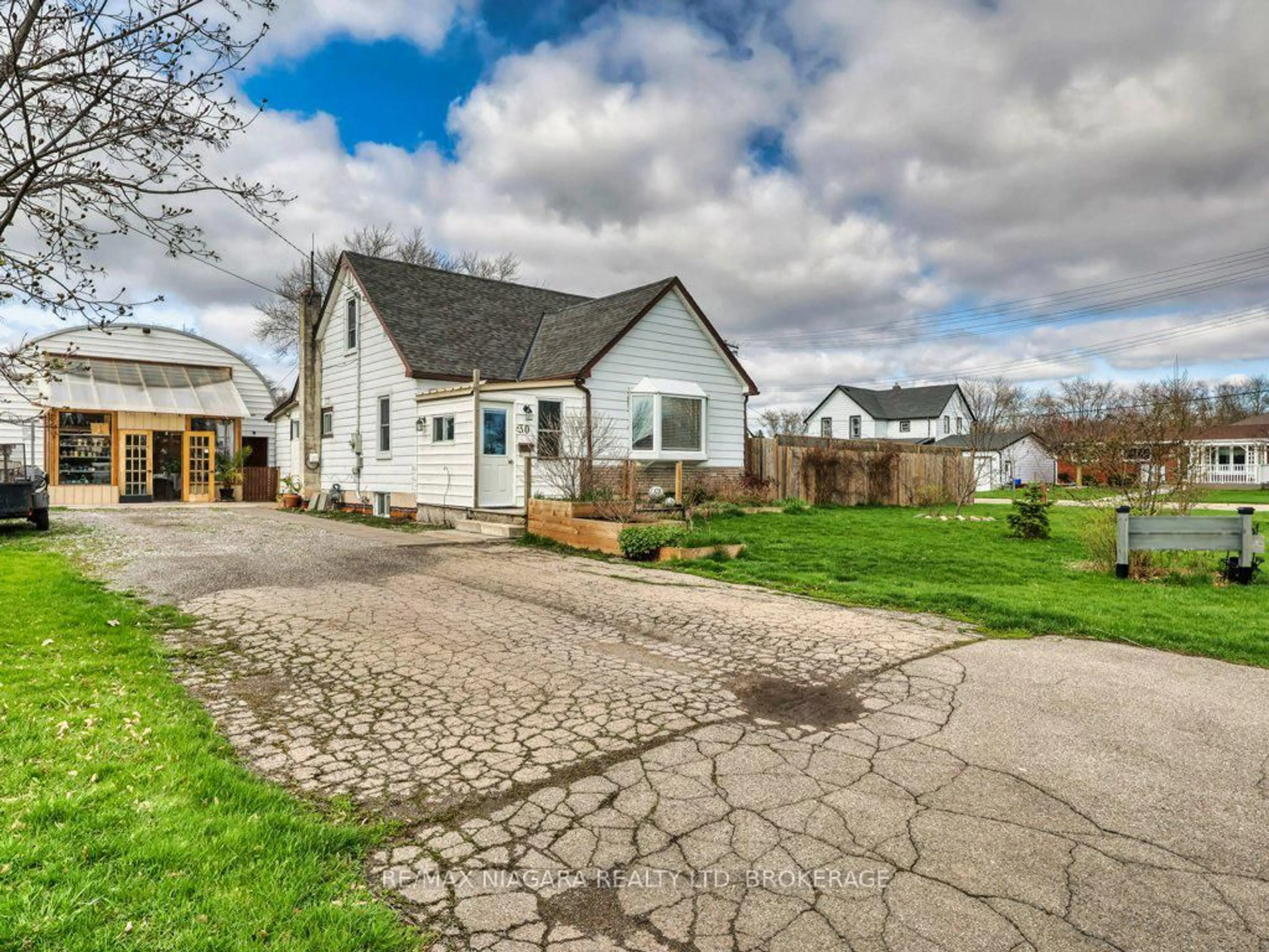 A pic from outside/outdoor area/front of a property/back of a property/a pic from drone, street for 30 Erie St, Welland Ontario L3B 5J7