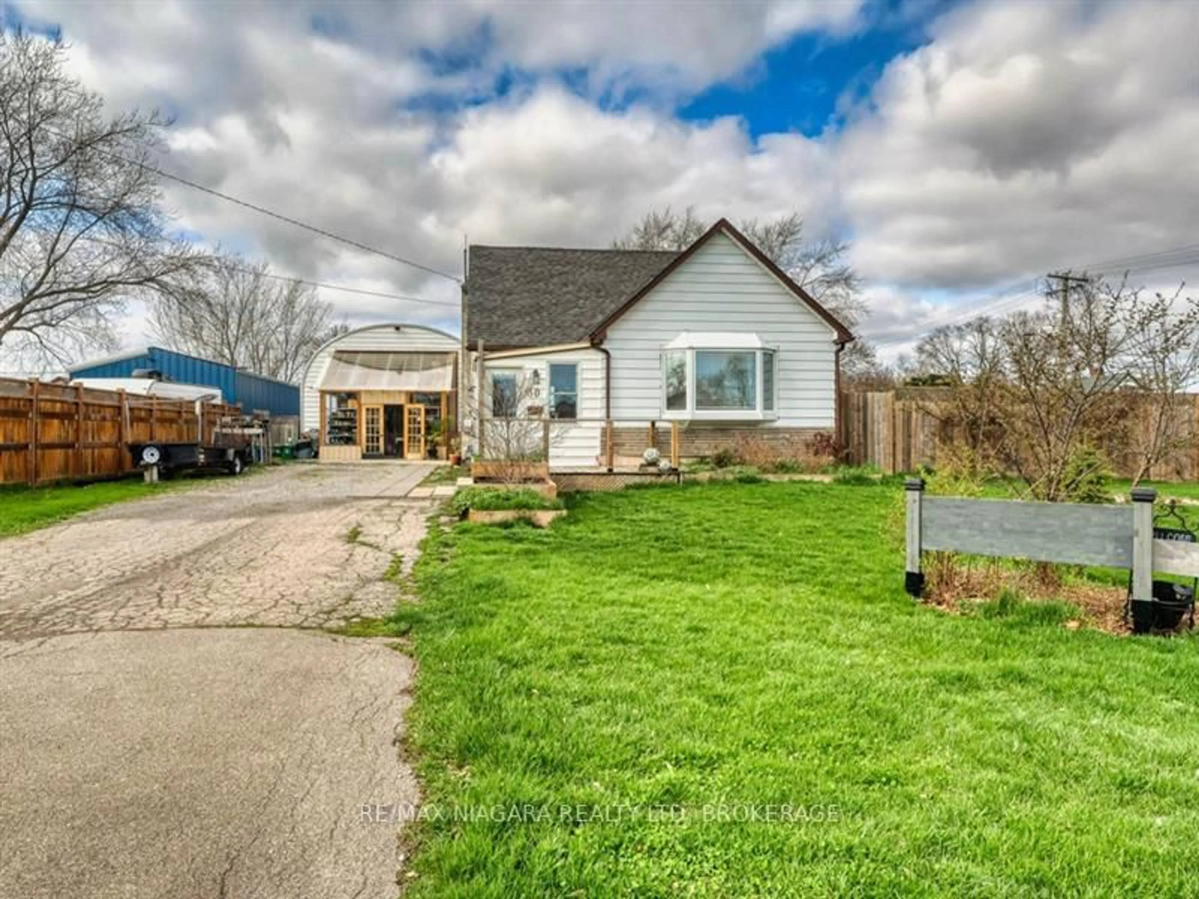 A pic from outside/outdoor area/front of a property/back of a property/a pic from drone, street for 30 Erie St, Welland Ontario L3B 5J7