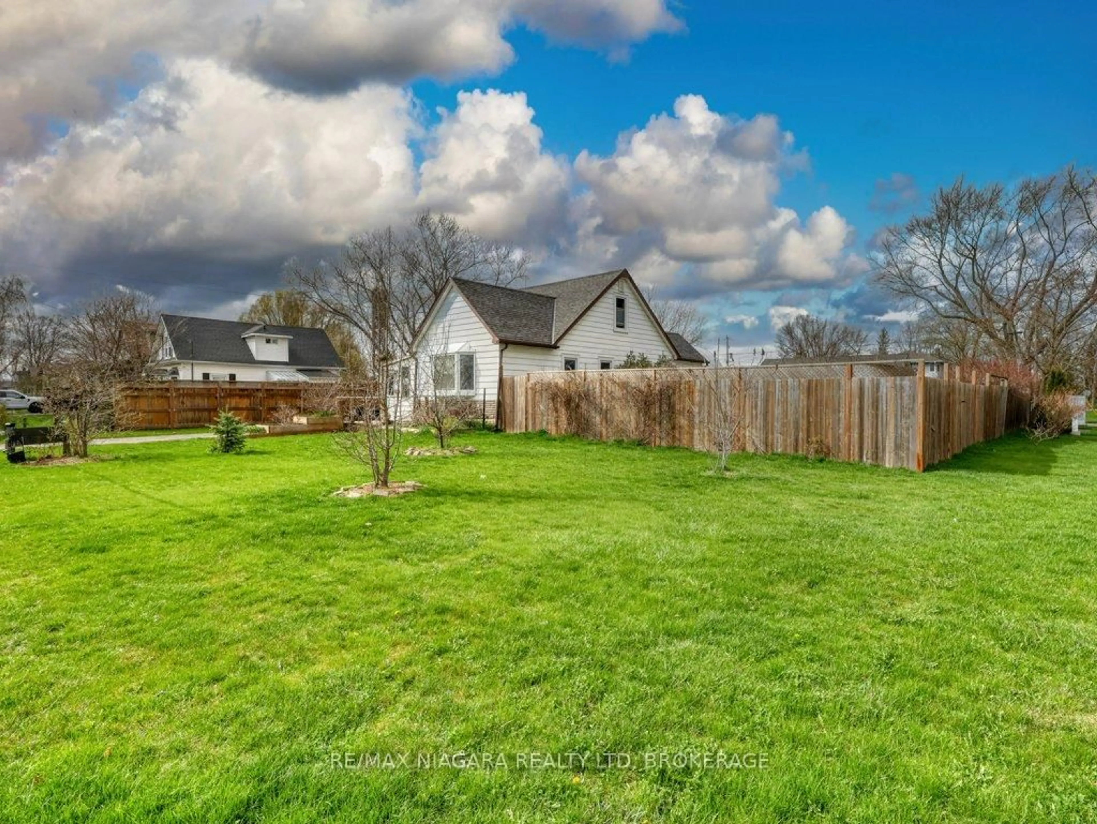 A pic from outside/outdoor area/front of a property/back of a property/a pic from drone, unknown for 30 Erie St, Welland Ontario L3B 5J7