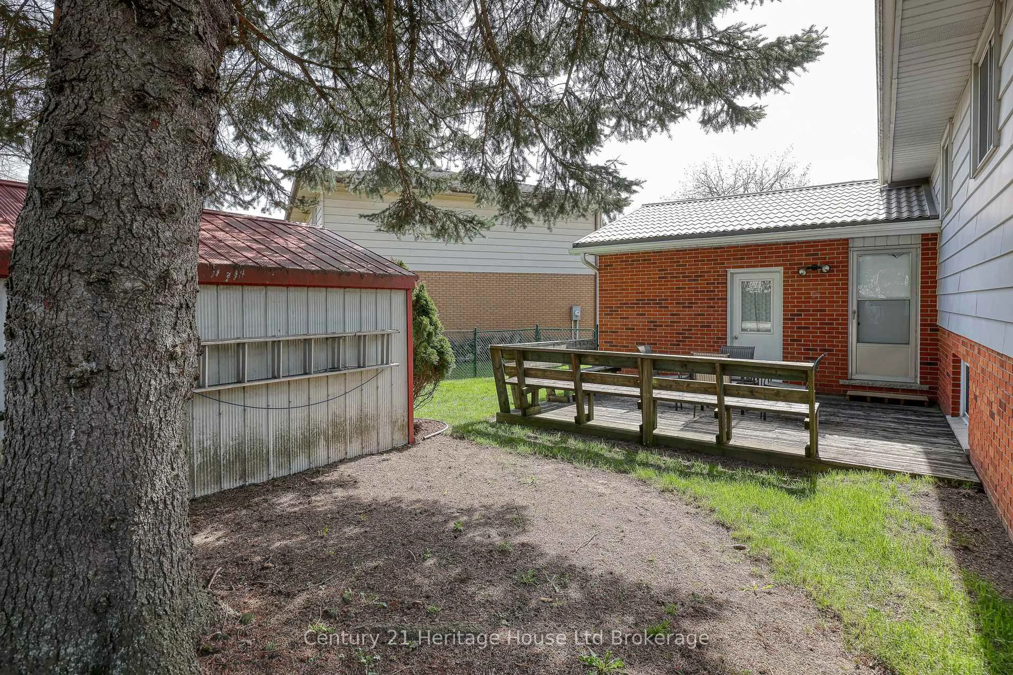 Patio, street for 30 Ashton Crt, Woodstock Ontario N4S 8N9