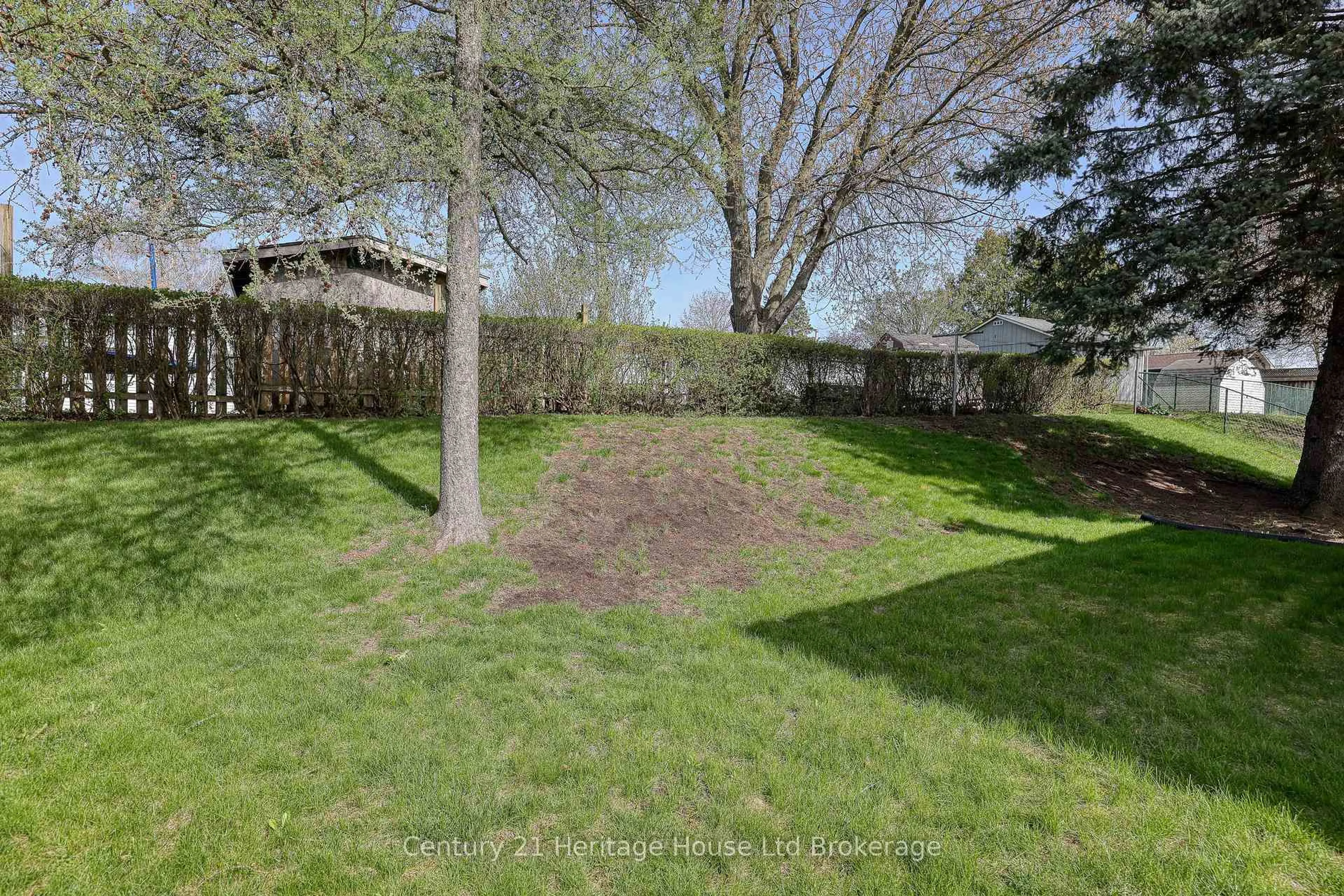 Patio, street for 30 Ashton Crt, Woodstock Ontario N4S 8N9