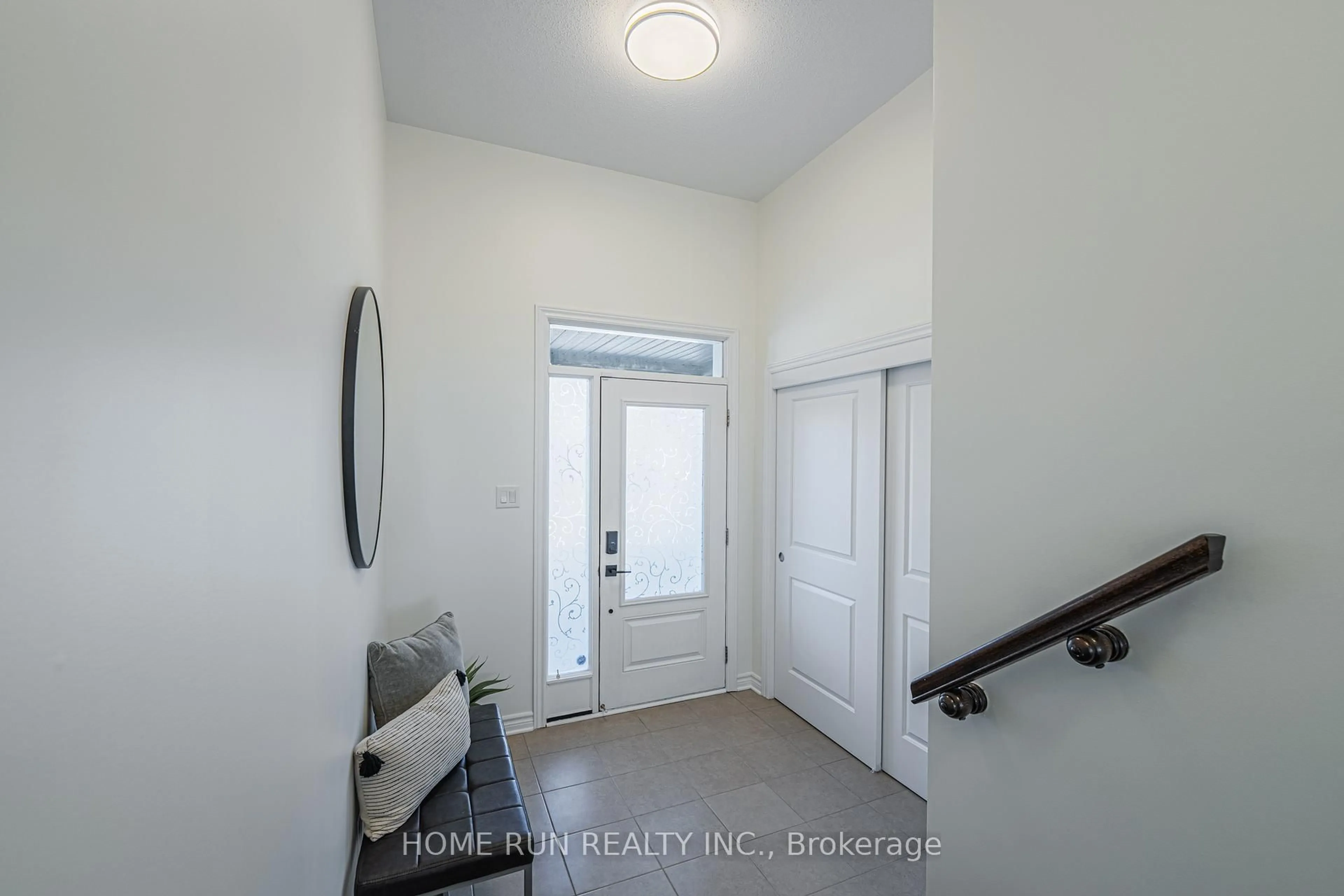 Indoor entryway for 519 Paine Ave, Ottawa Ontario K2T 0K7