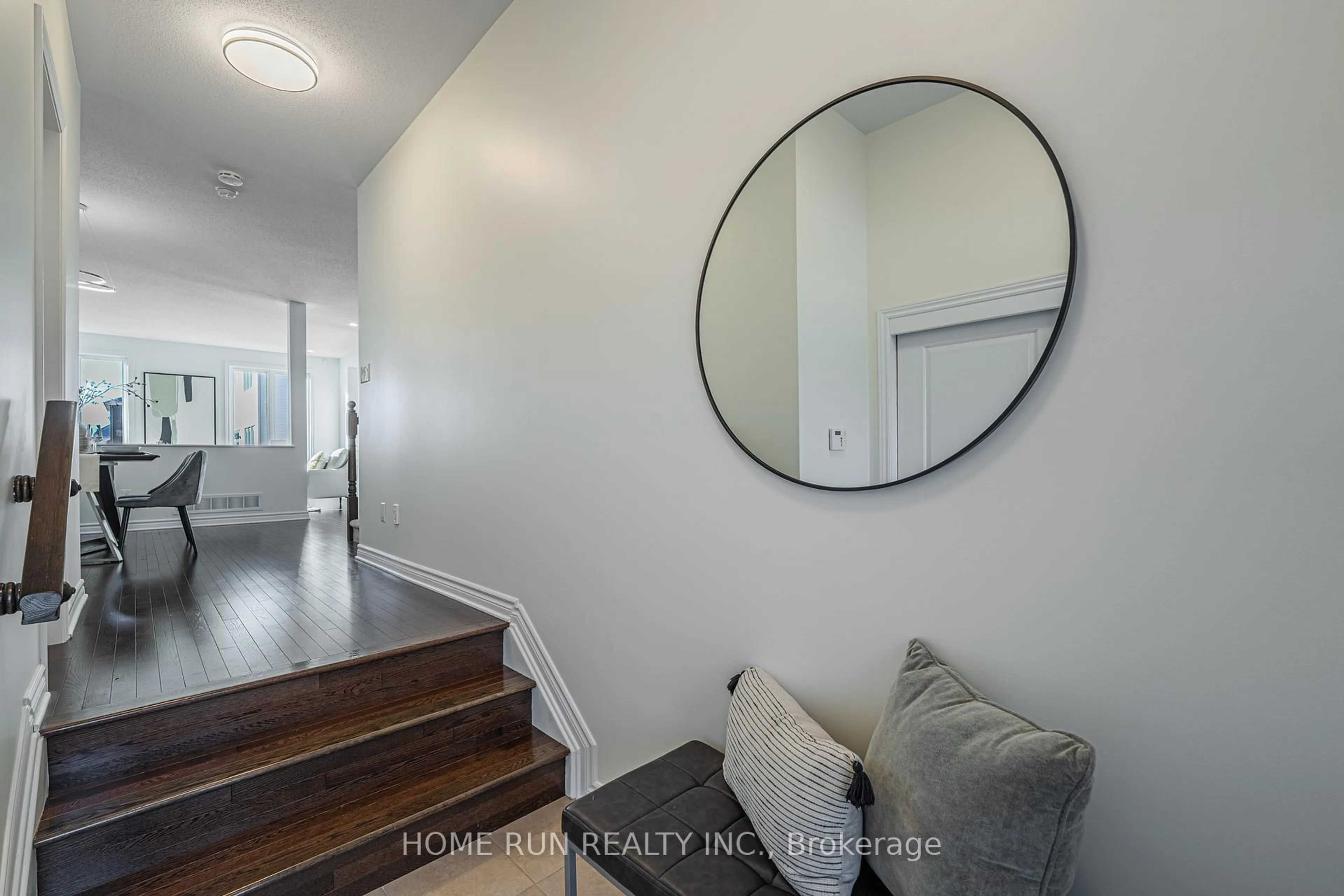 Indoor entryway for 519 Paine Ave, Ottawa Ontario K2T 0K7