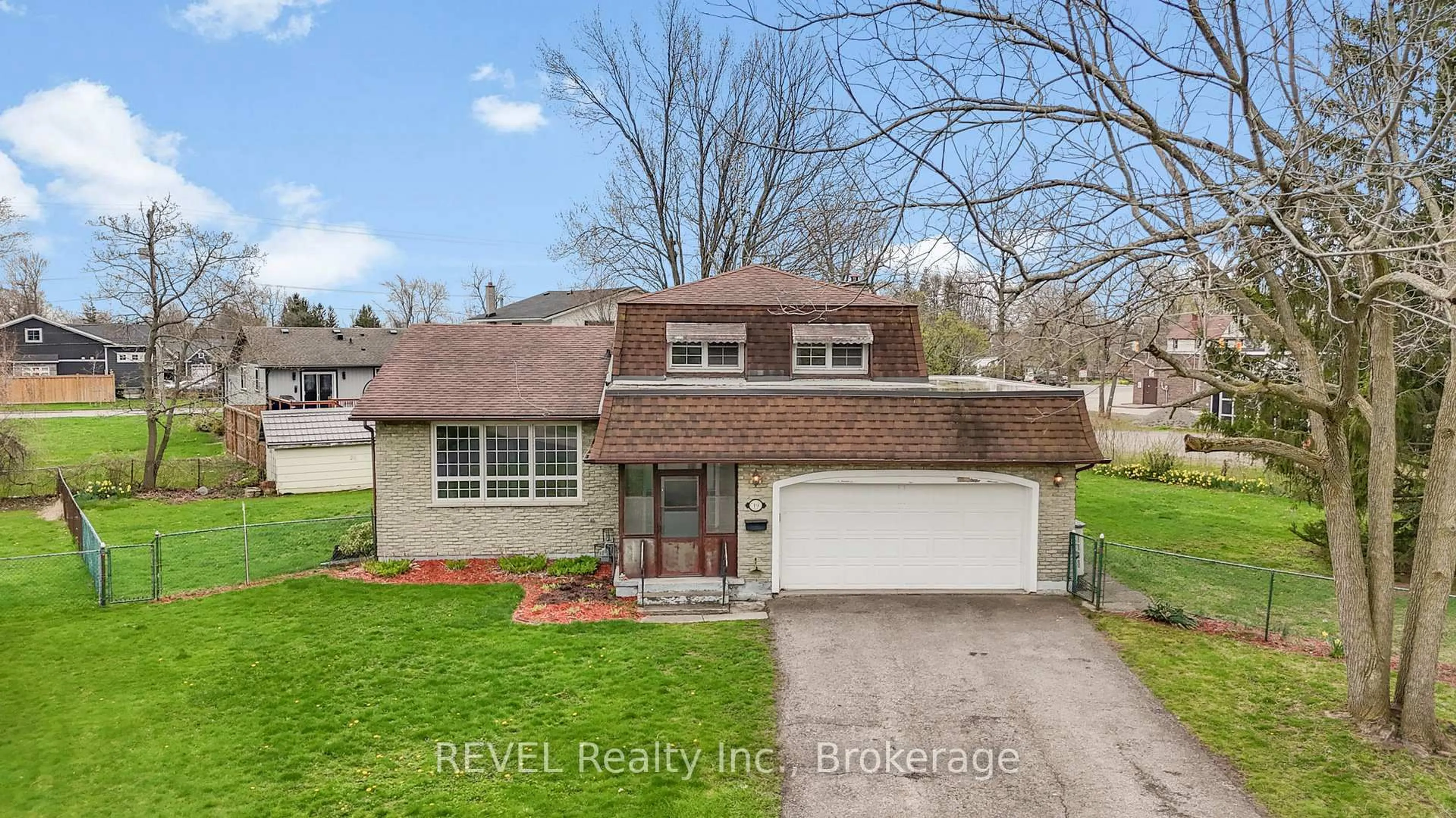 A pic from outside/outdoor area/front of a property/back of a property/a pic from drone, water/lake/river/ocean view for 19 St George Crt, Fort Erie Ontario L0S 1B0