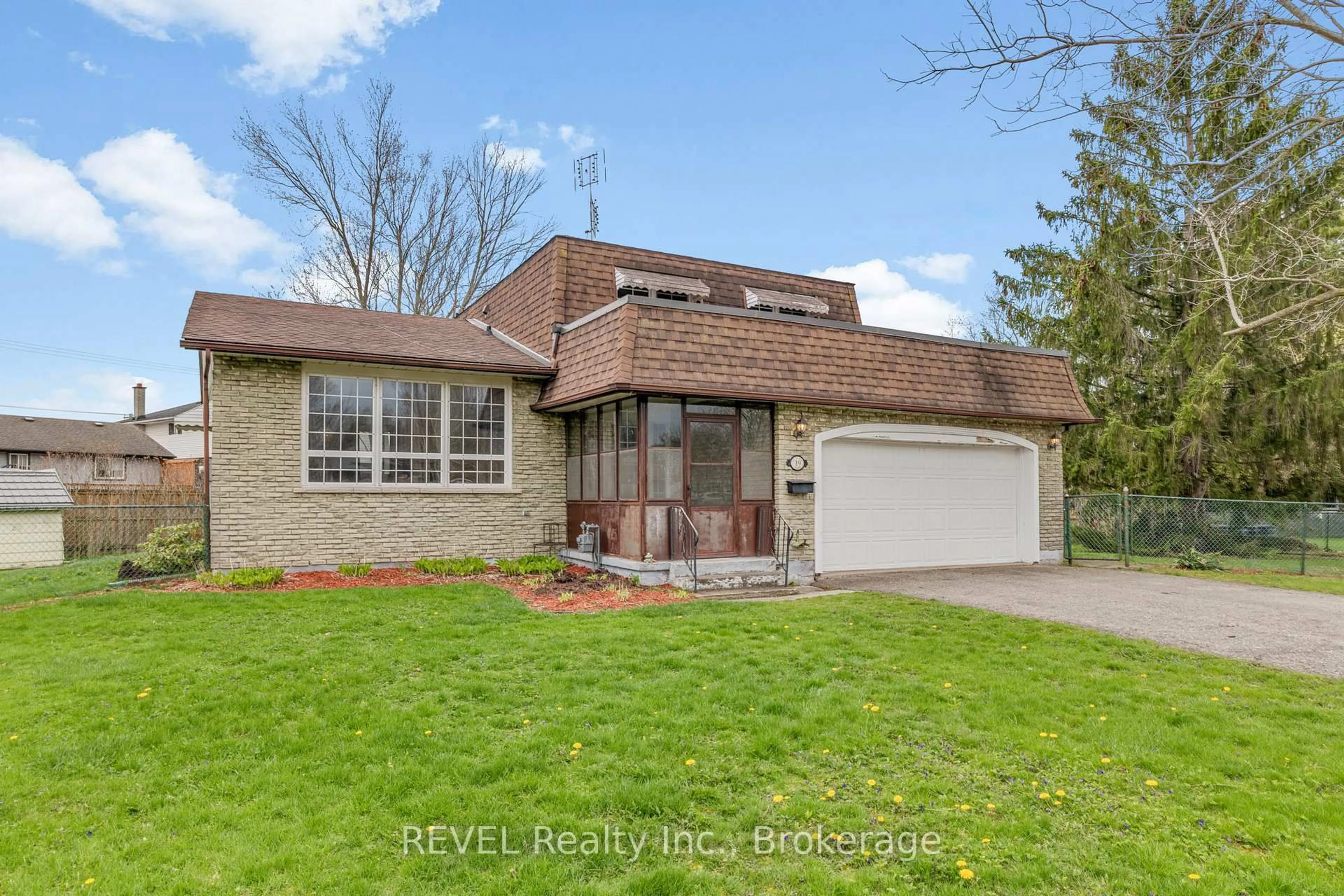 Home with brick exterior material, street for 19 St George Crt, Fort Erie Ontario L0S 1B0