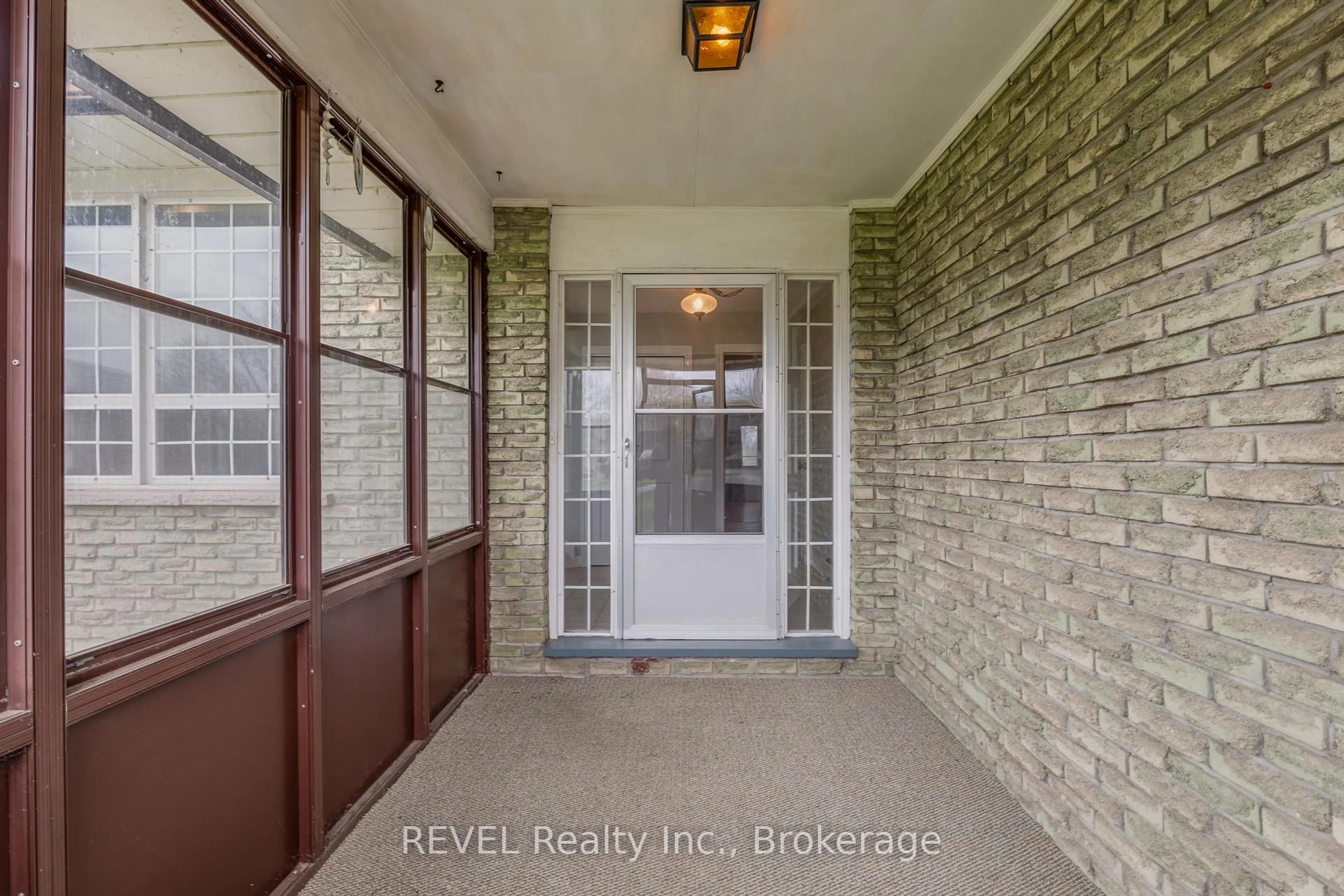 Indoor entryway for 19 St George Crt, Fort Erie Ontario L0S 1B0