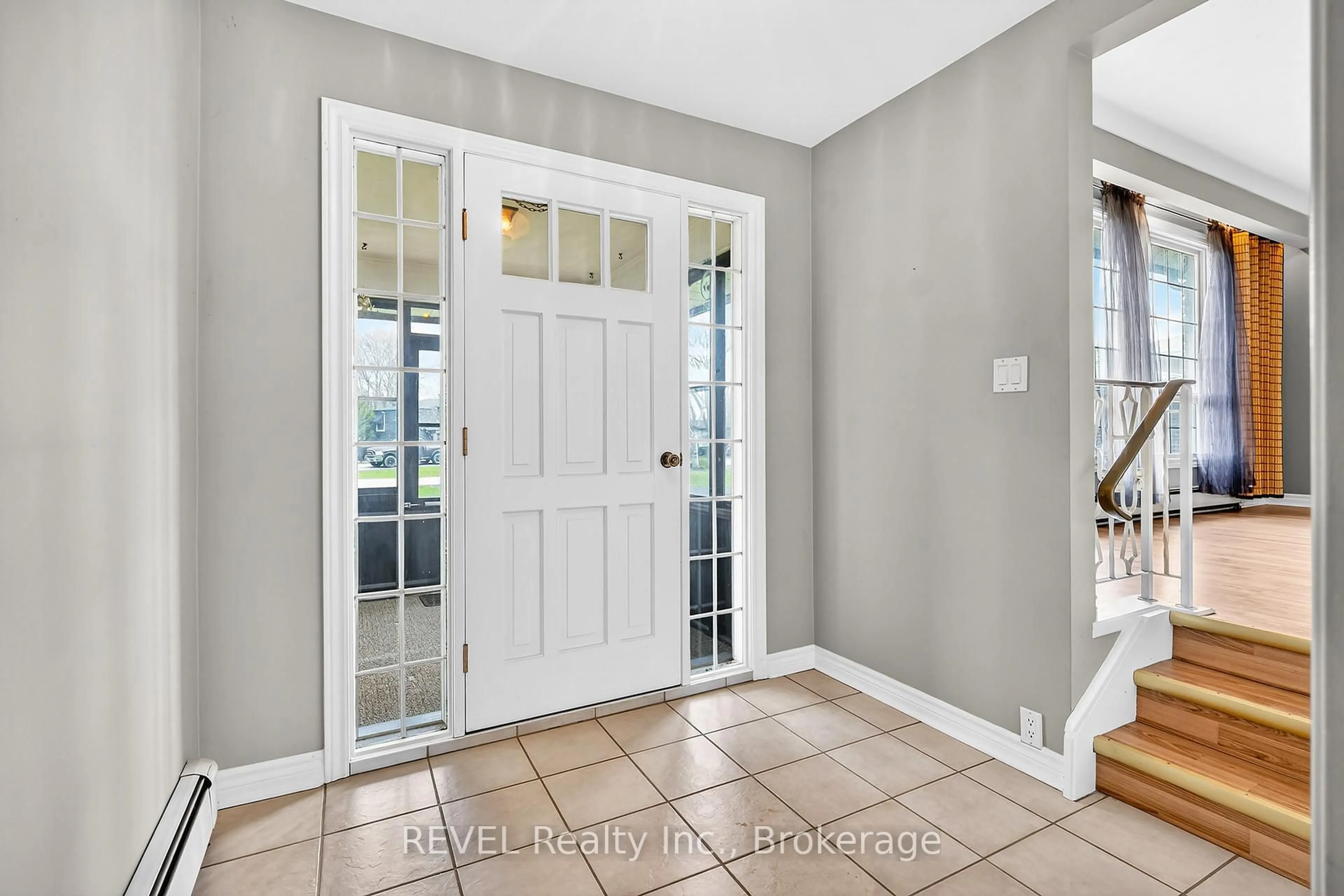 Indoor entryway for 19 St George Crt, Fort Erie Ontario L0S 1B0