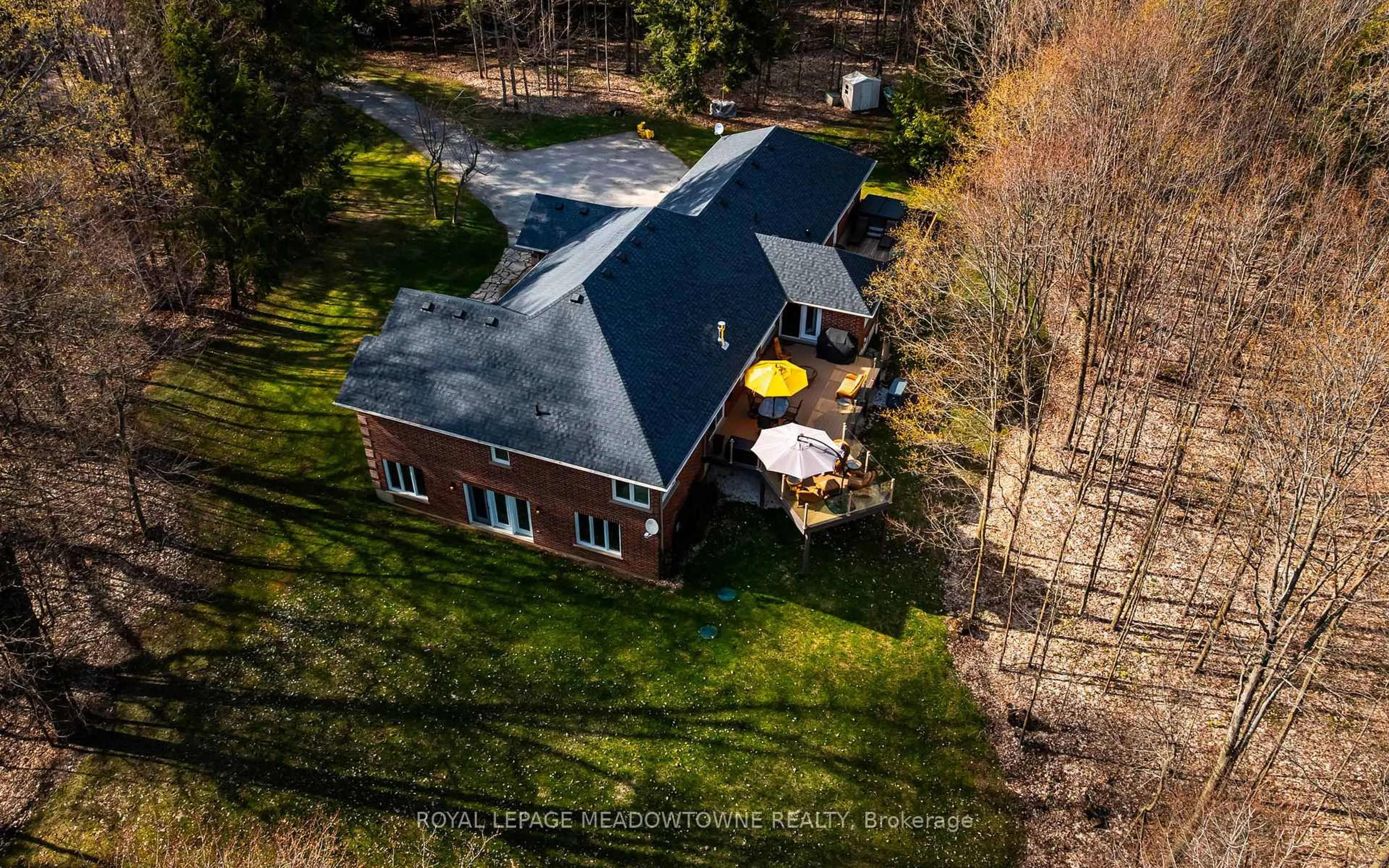 A pic from outside/outdoor area/front of a property/back of a property/a pic from drone, building for 834603 4th Line Ehs, Mono Ontario L9W 5Z7