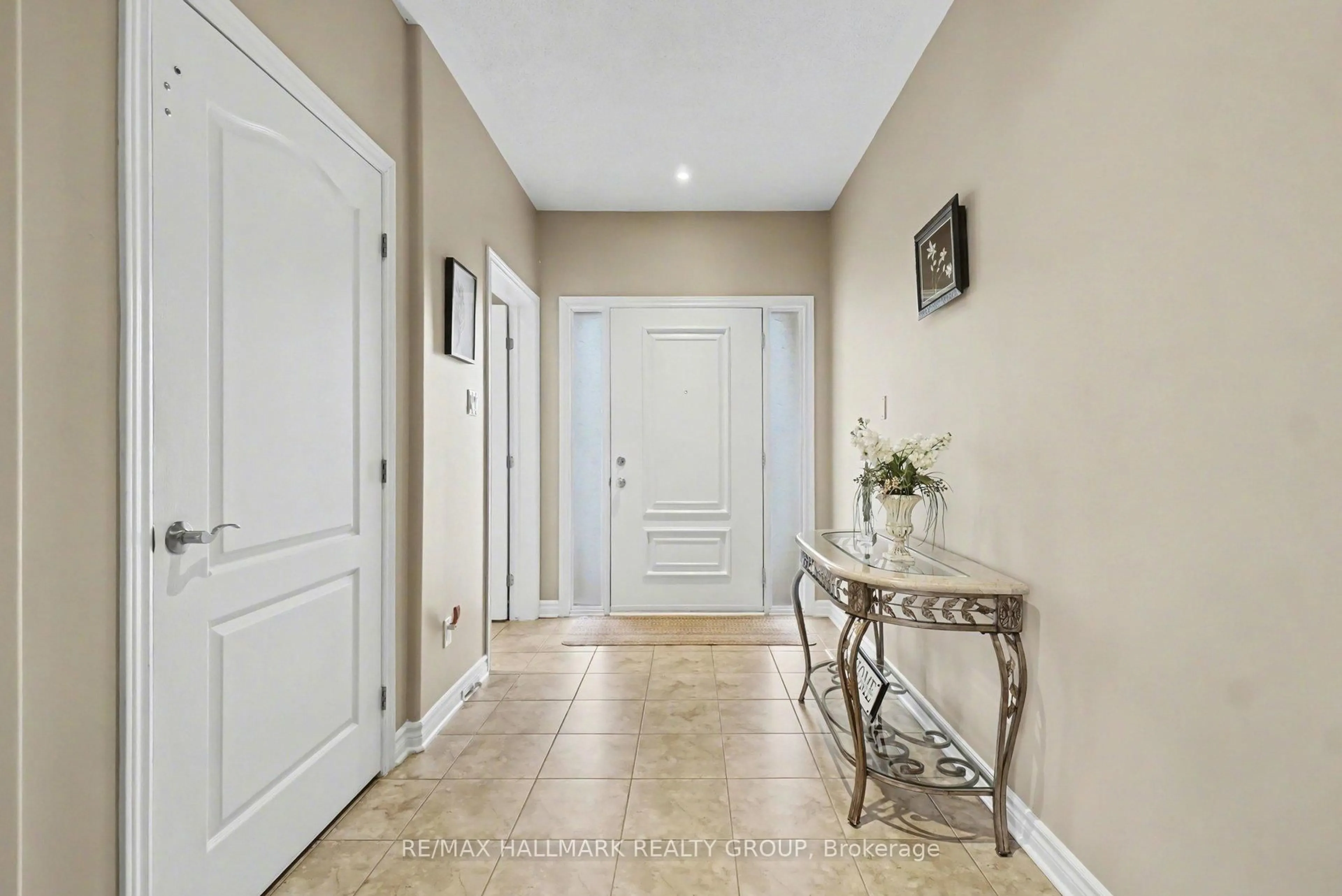 Indoor entryway for 510 White Alder Ave, Ottawa Ontario K1T 0G4