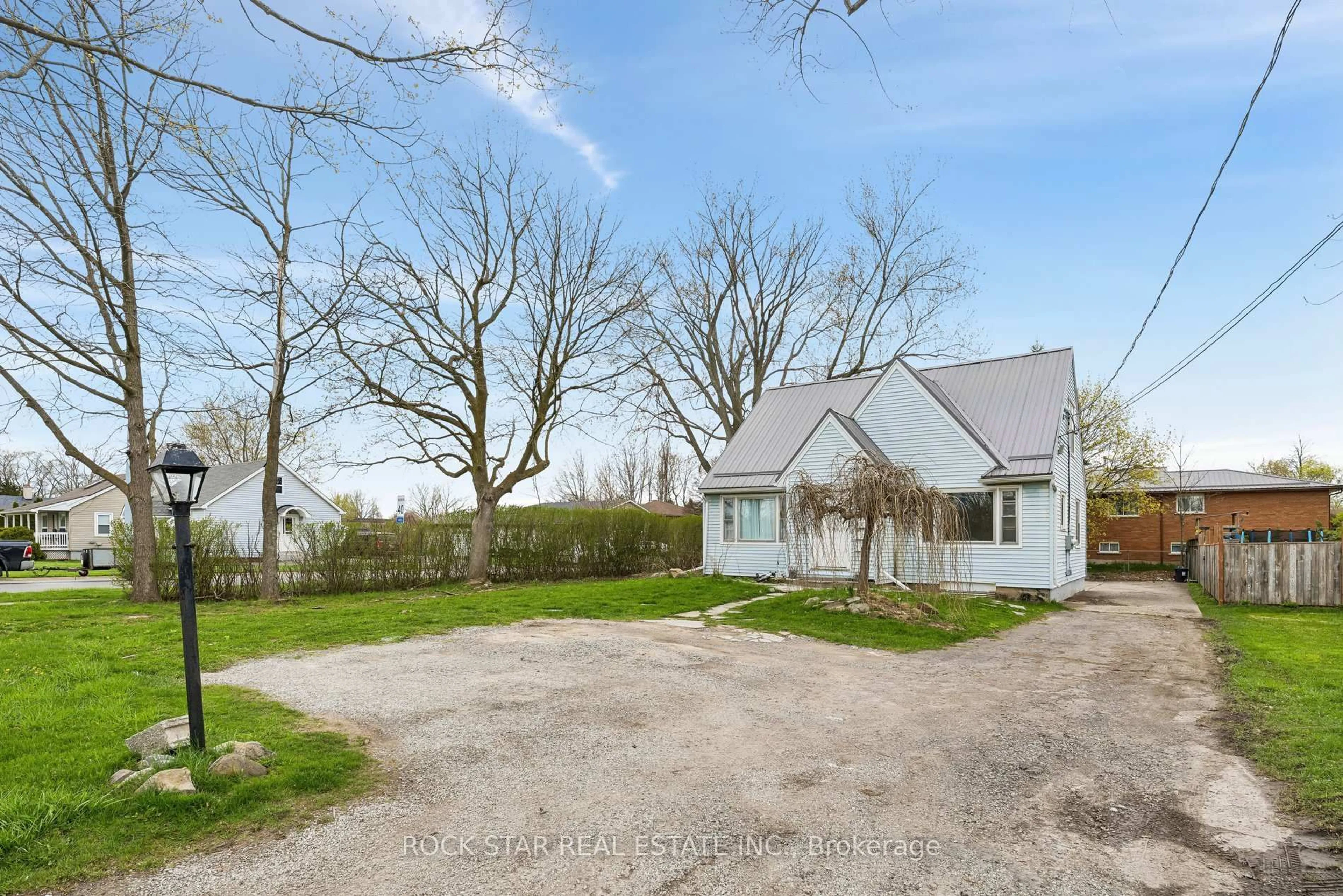 A pic from outside/outdoor area/front of a property/back of a property/a pic from drone, street for 428 THOROLD Rd, Welland Ontario L3C 3W6