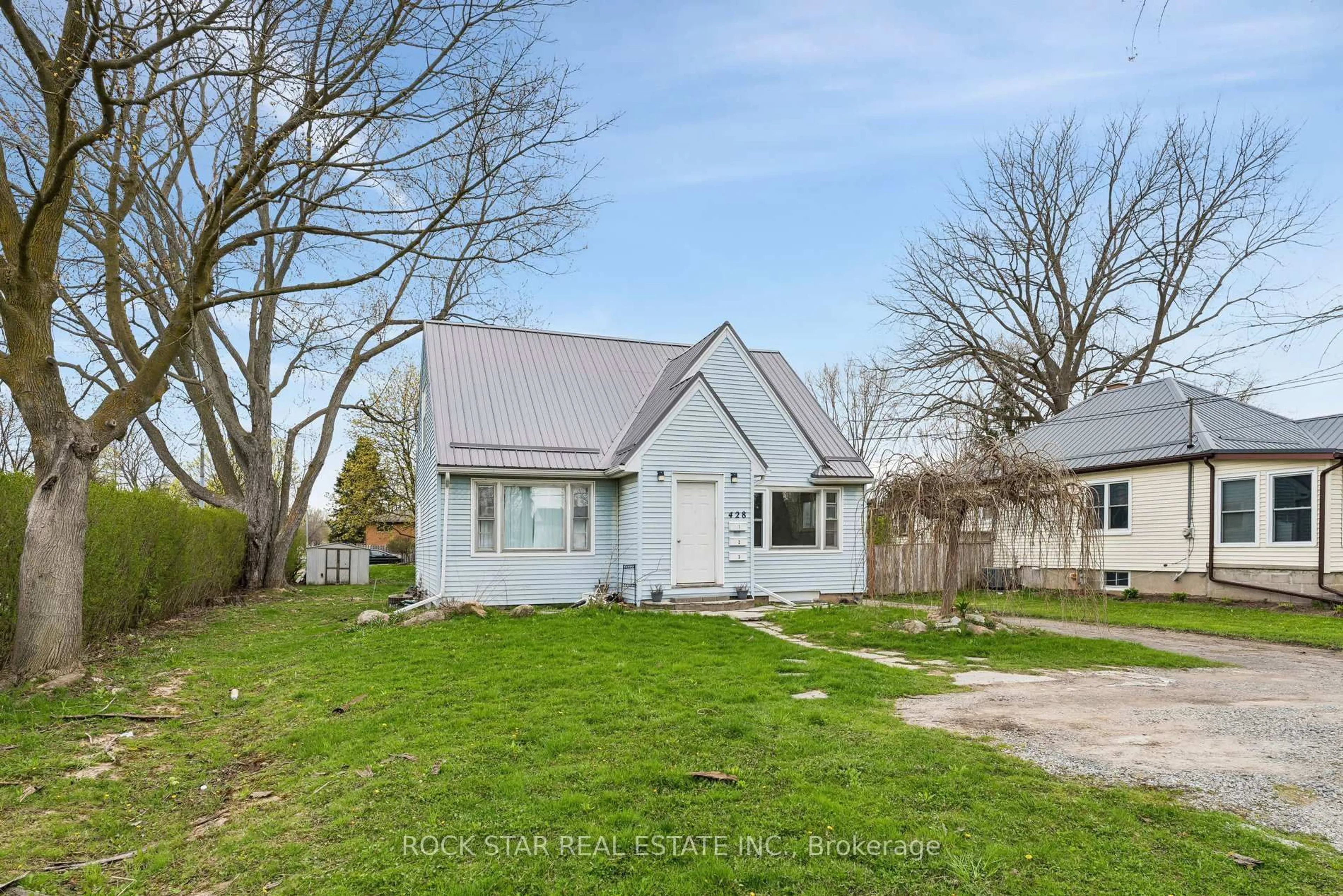 A pic from outside/outdoor area/front of a property/back of a property/a pic from drone, street for 428 THOROLD Rd, Welland Ontario L3C 3W6