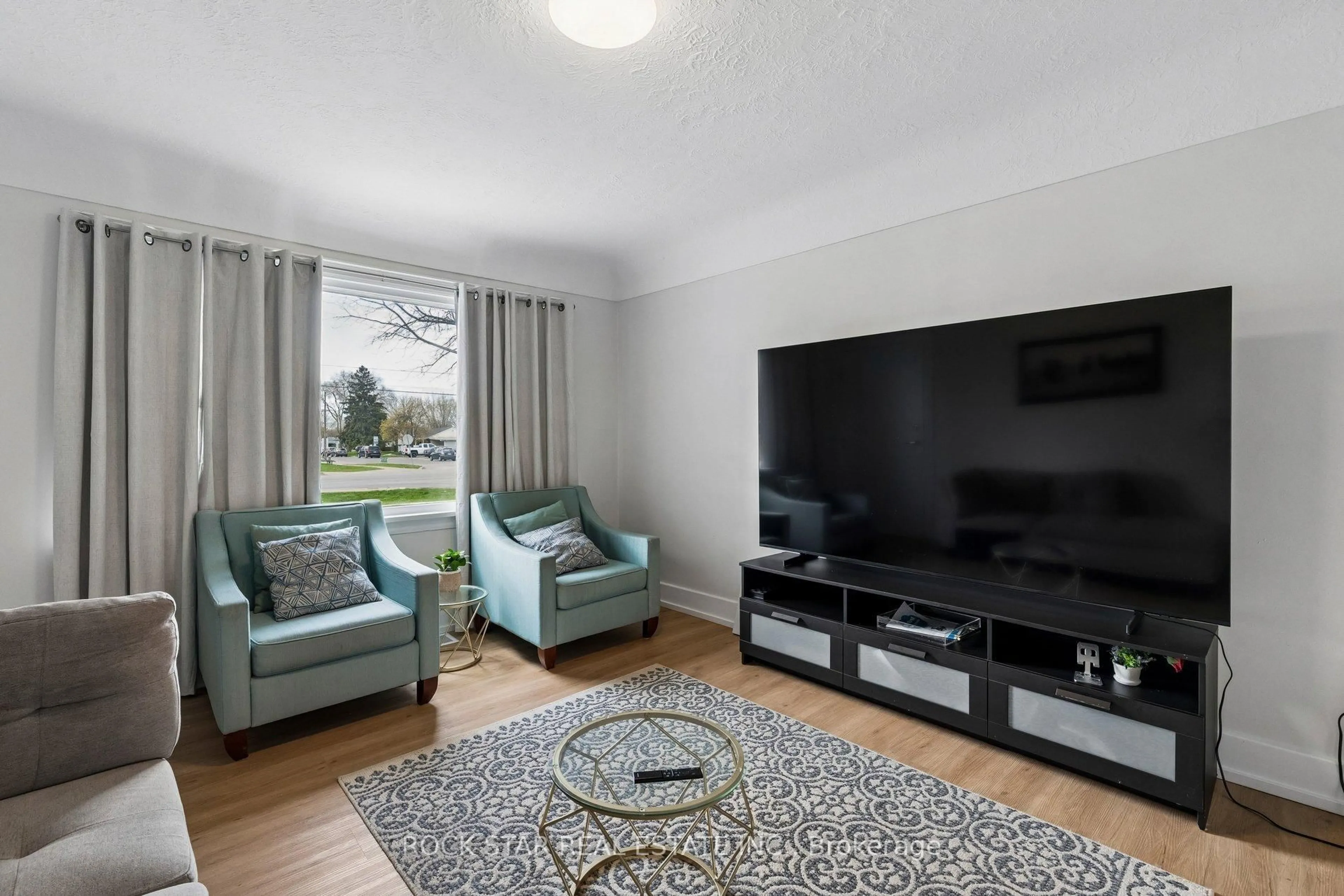 Living room with furniture, unknown for 428 THOROLD Rd, Welland Ontario L3C 3W6