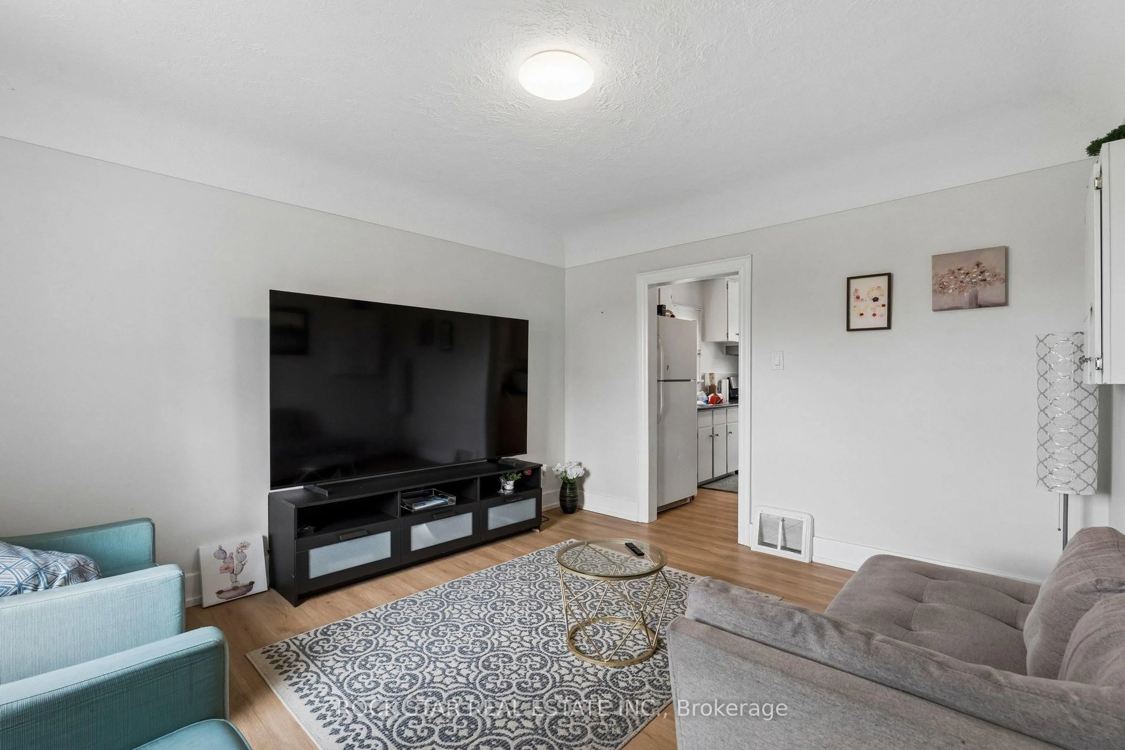 Living room with furniture, unknown for 428 THOROLD Rd, Welland Ontario L3C 3W6