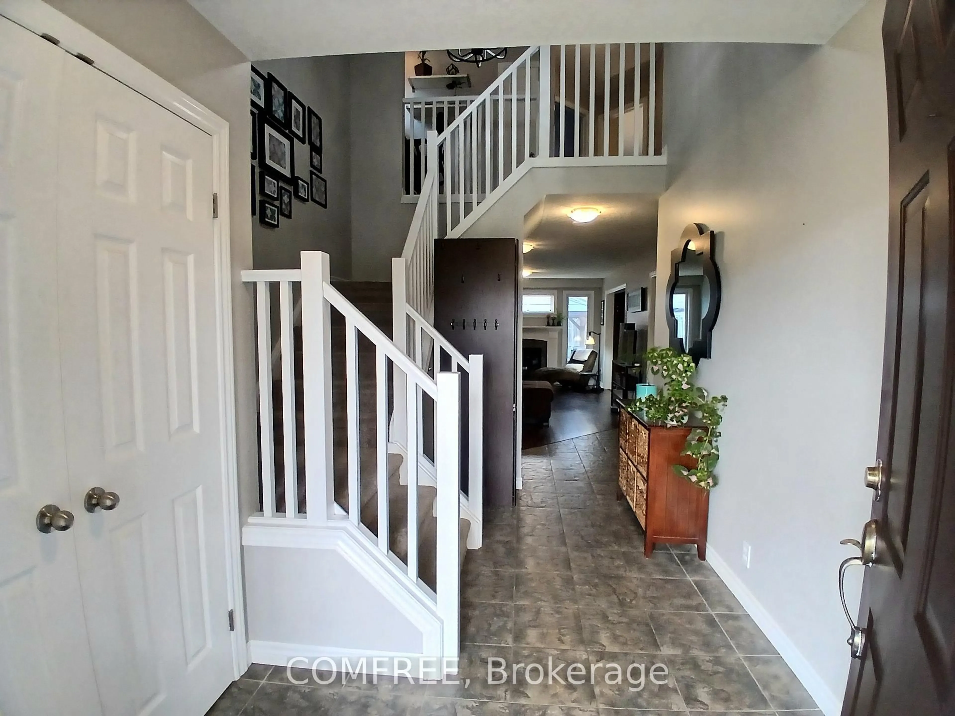 Indoor entryway for 1192 South Wenige Dr, London North Ontario N5X 4M3