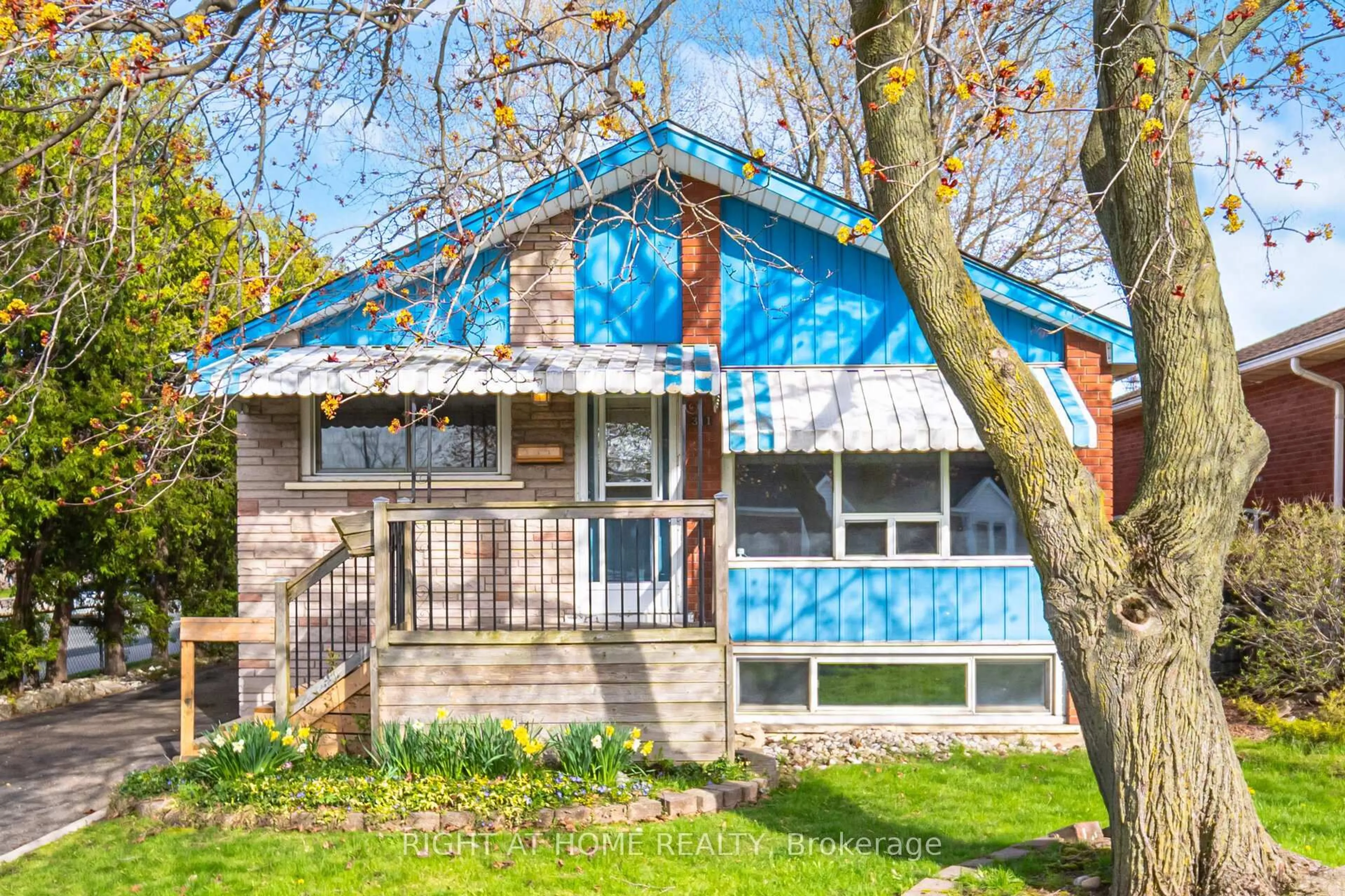 Home with vinyl exterior material, street for 311 East 14th St, Hamilton Ontario L9A 4C1