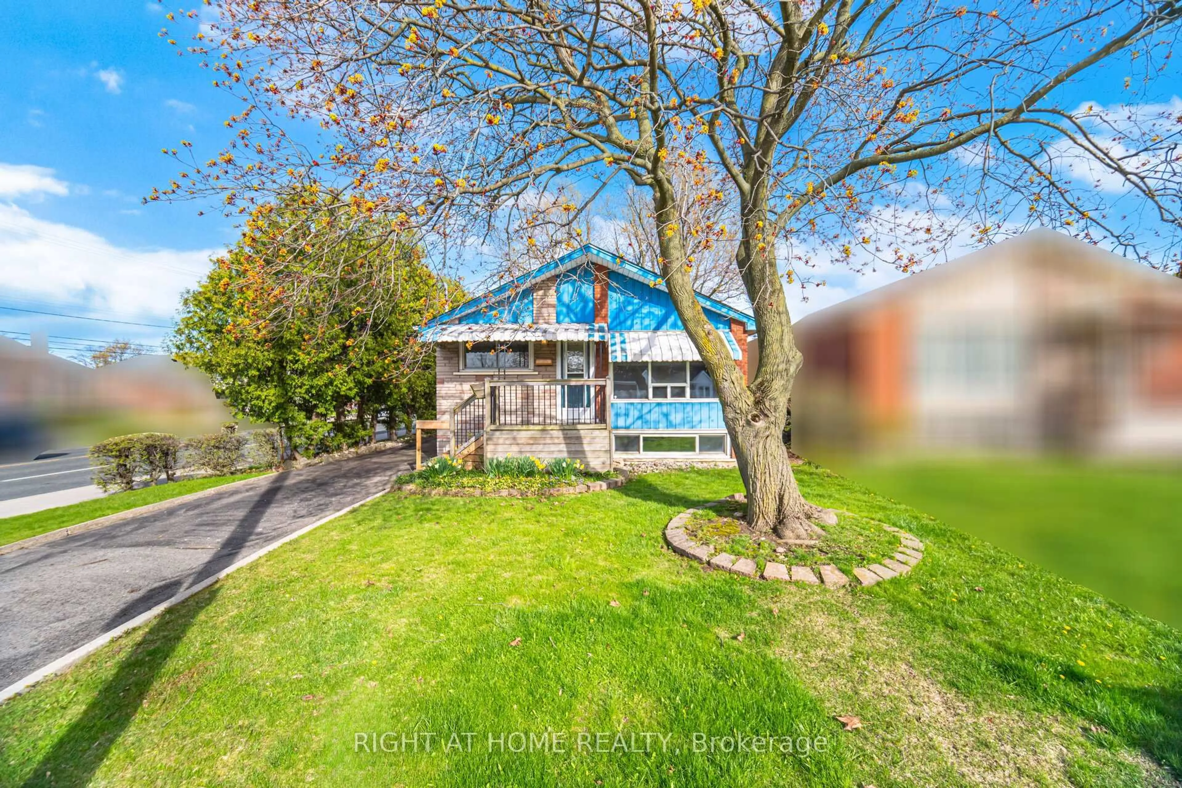 A pic from outside/outdoor area/front of a property/back of a property/a pic from drone, street for 311 East 14th St, Hamilton Ontario L9A 4C1