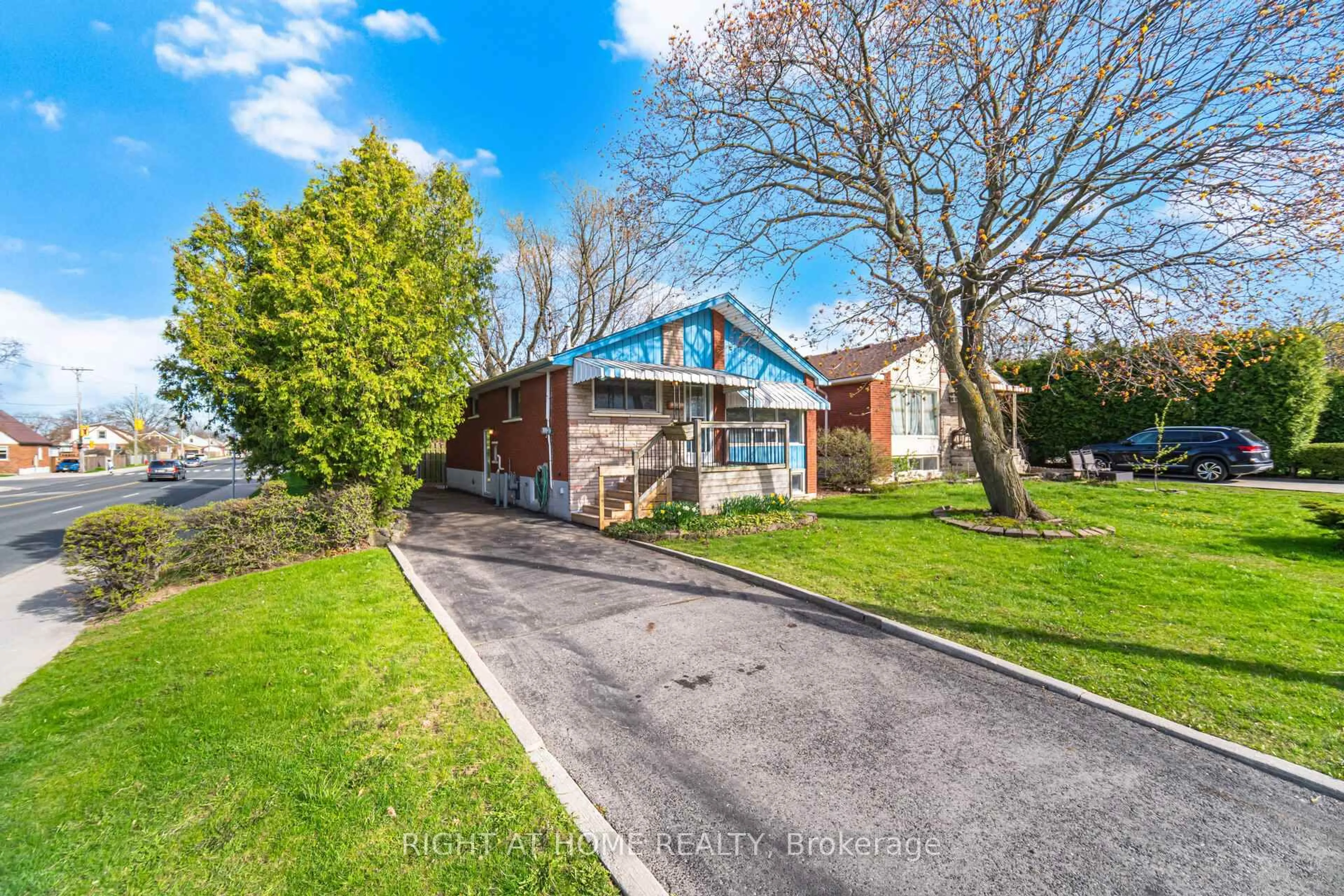 A pic from outside/outdoor area/front of a property/back of a property/a pic from drone, street for 311 East 14th St, Hamilton Ontario L9A 4C1