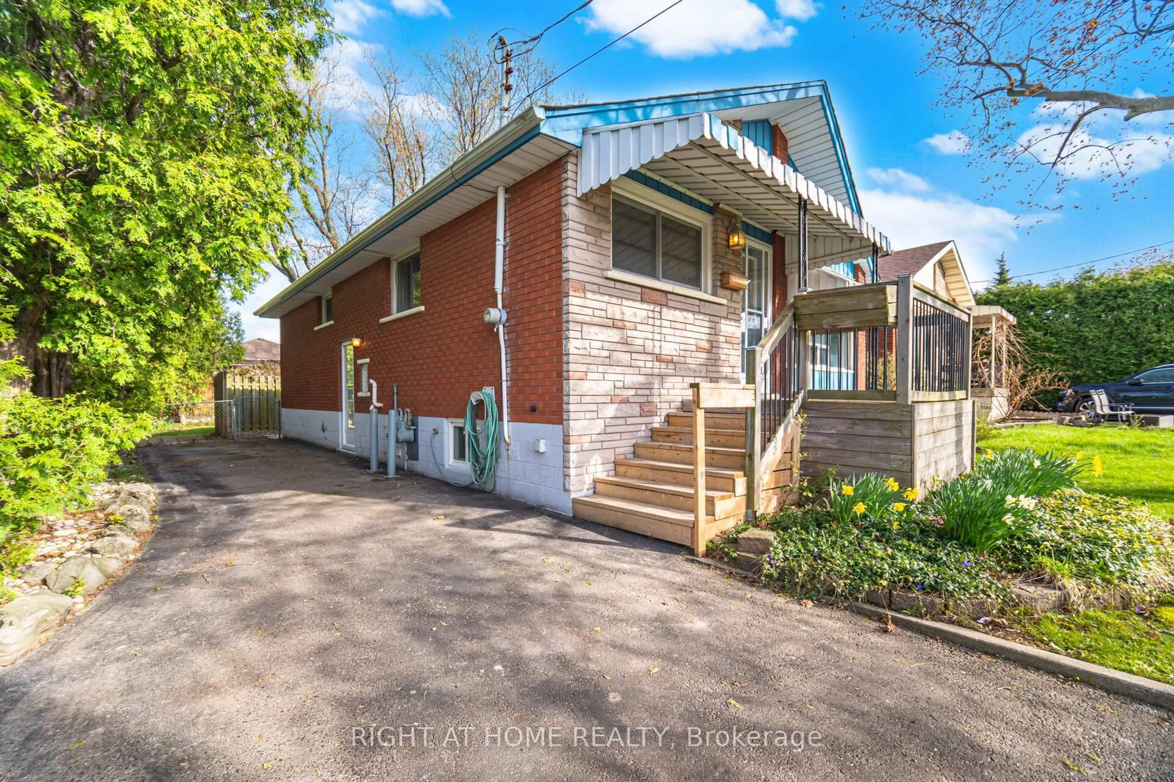 A pic from outside/outdoor area/front of a property/back of a property/a pic from drone, street for 311 East 14th St, Hamilton Ontario L9A 4C1