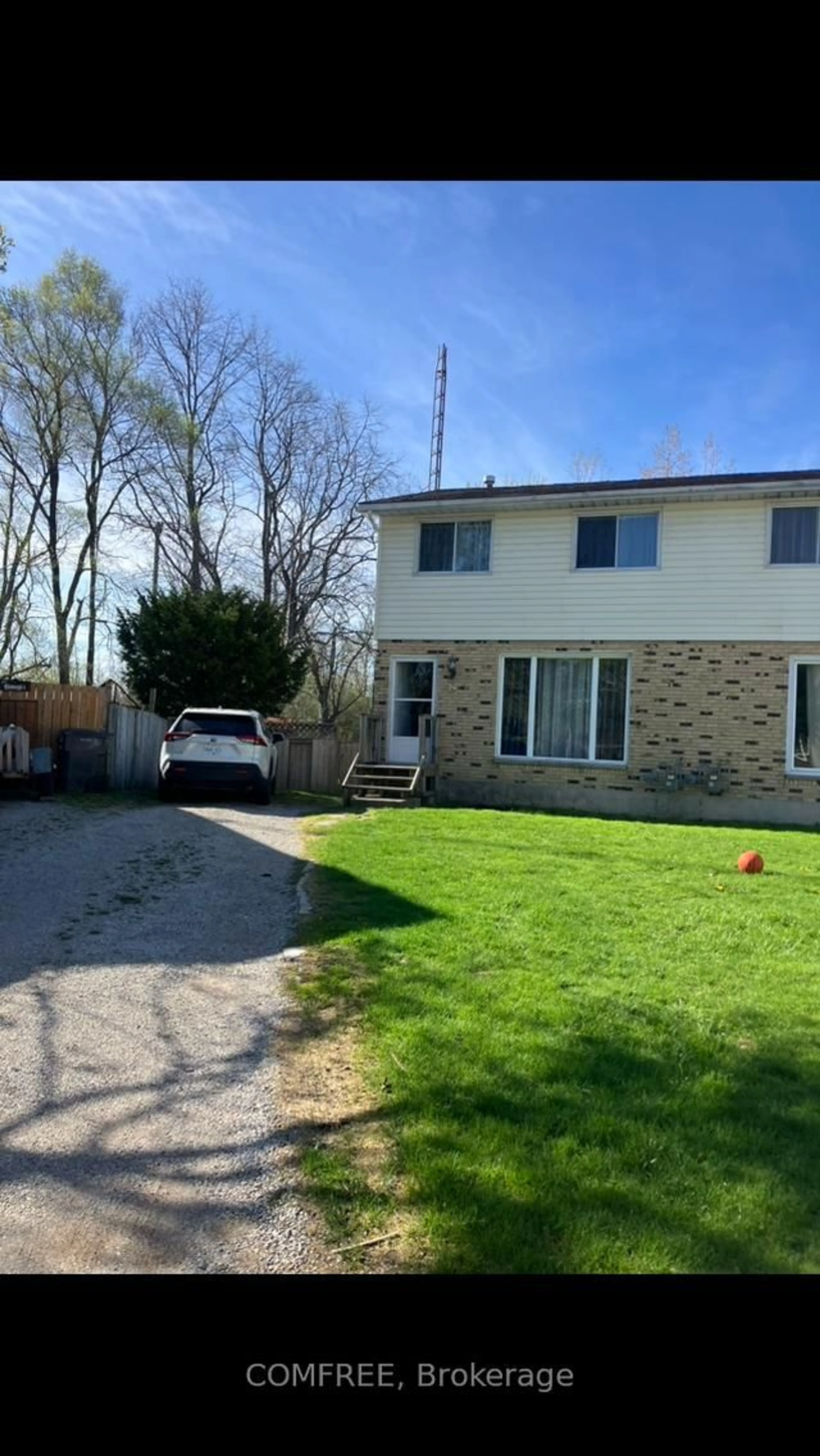 A pic from outside/outdoor area/front of a property/back of a property/a pic from drone, street for 560 Short St, Petrolia Ontario N0N 1R0
