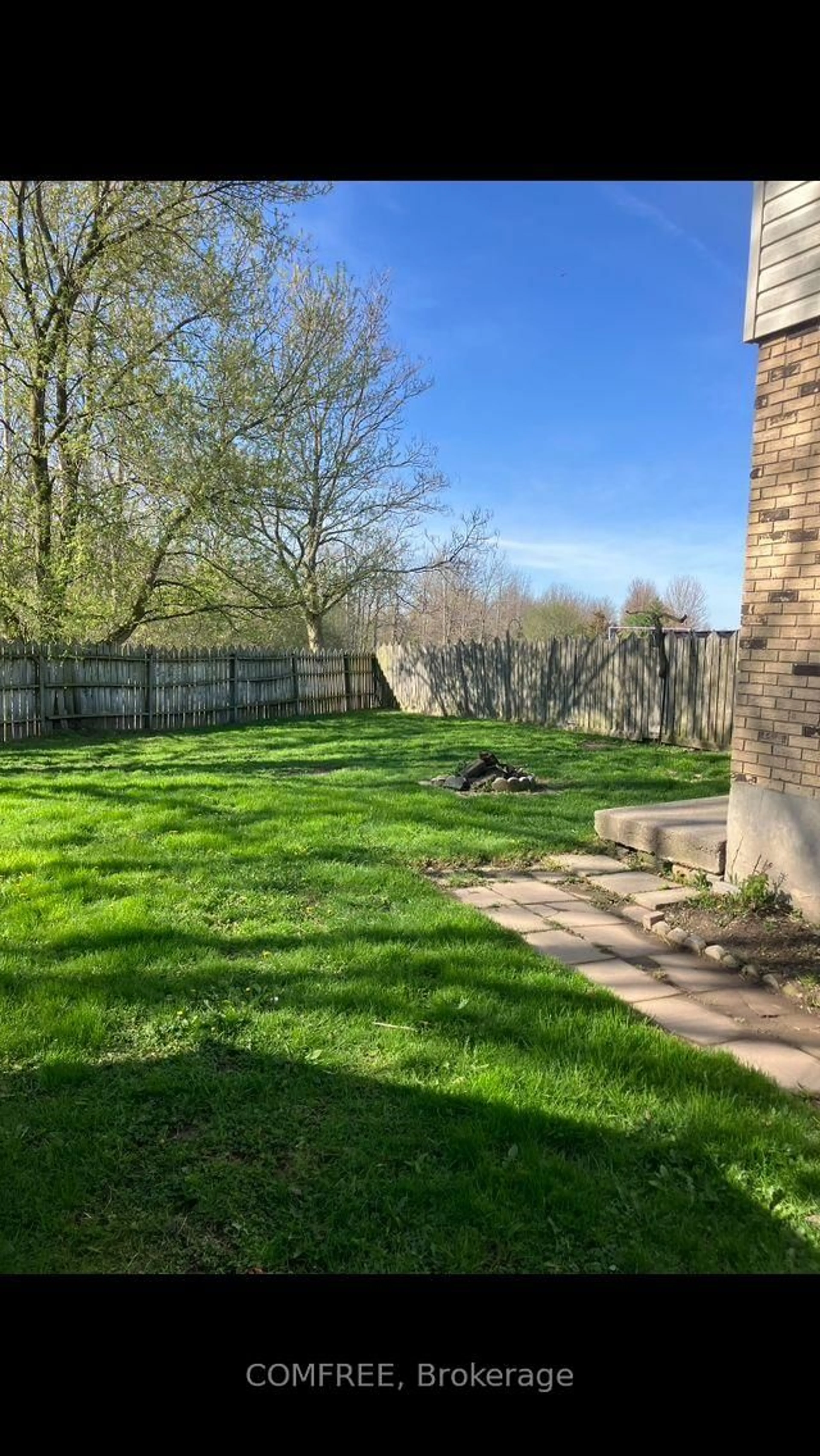 A pic from outside/outdoor area/front of a property/back of a property/a pic from drone, unknown for 560 Short St, Petrolia Ontario N0N 1R0